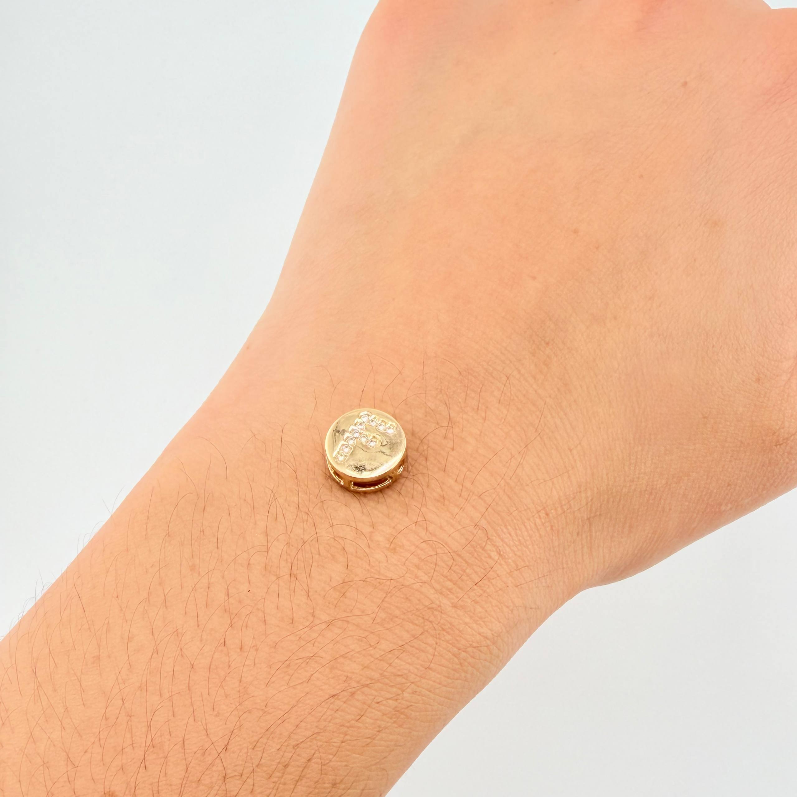 Dije Herraje Letra F 1.35gr / 1/2 in / Oro Amarillo 18K ©