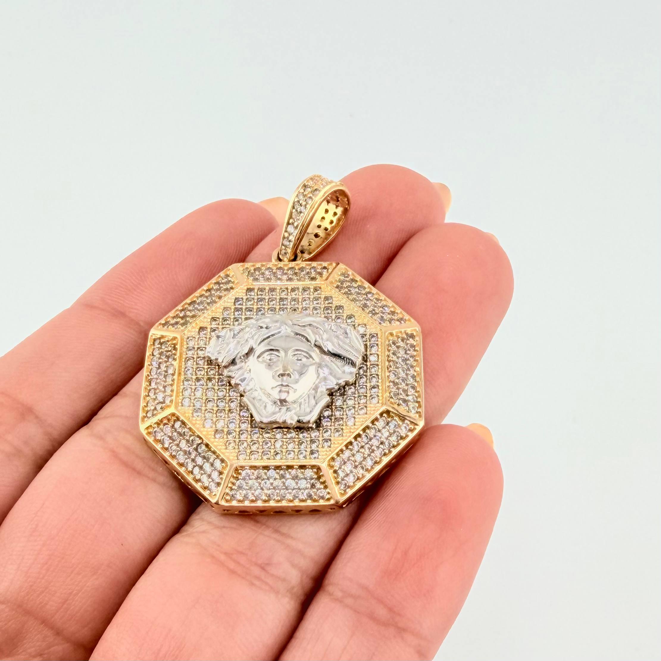 Dije Medusa 11.15gr / 1 1/2 in / Dos Oros Amarillo Blanco 18K *