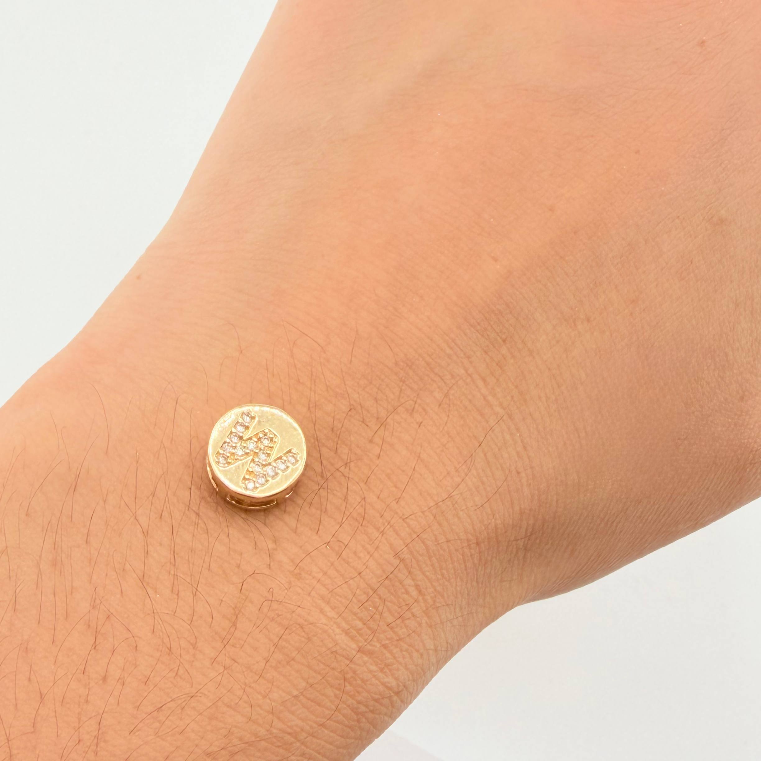 Dije Herraje Letra W 1.4gr / 1/2 in / Oro Amarillo 18K *