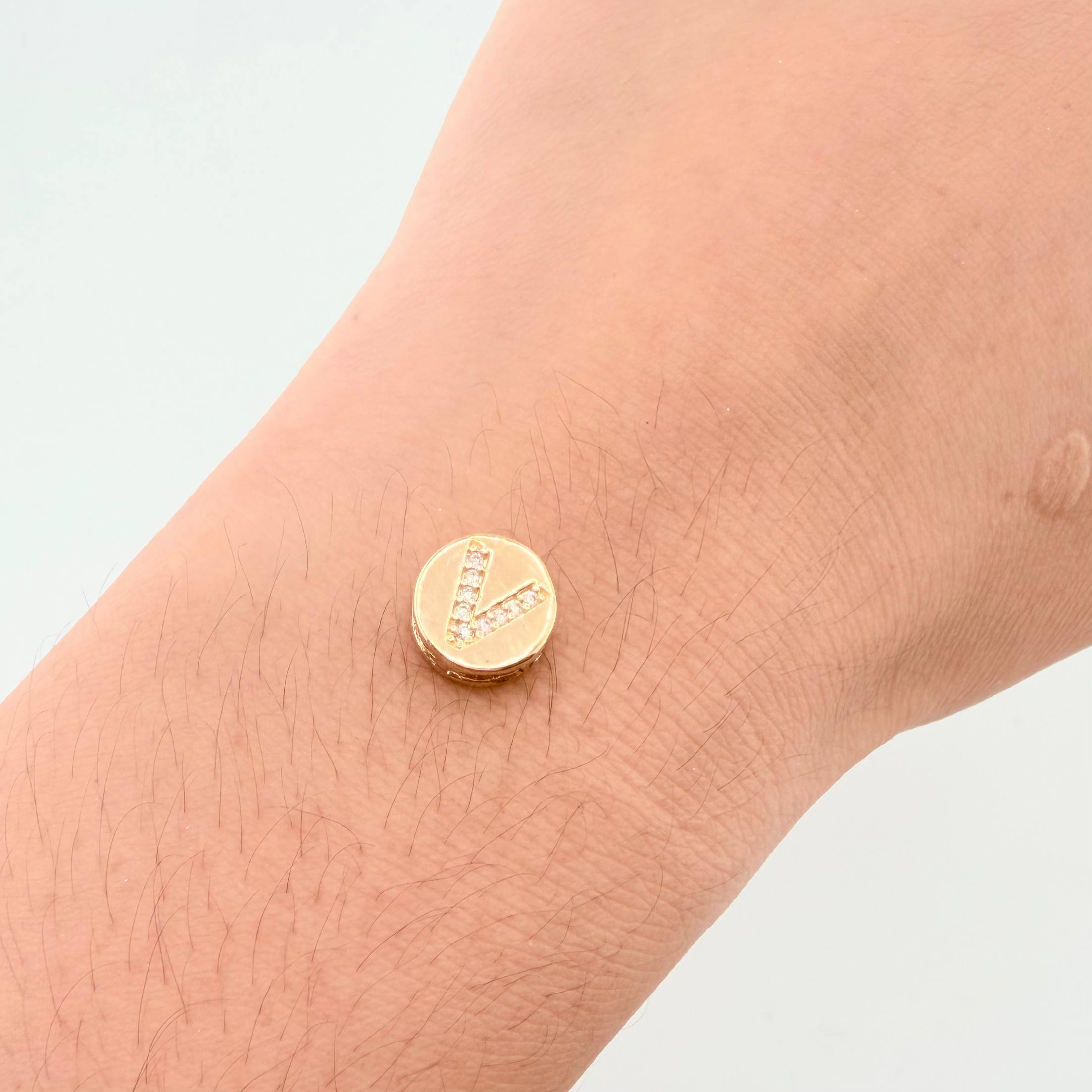 Dije Herraje Letra V 1.45gr / 1/2 in / Oro Amarillo 18K *