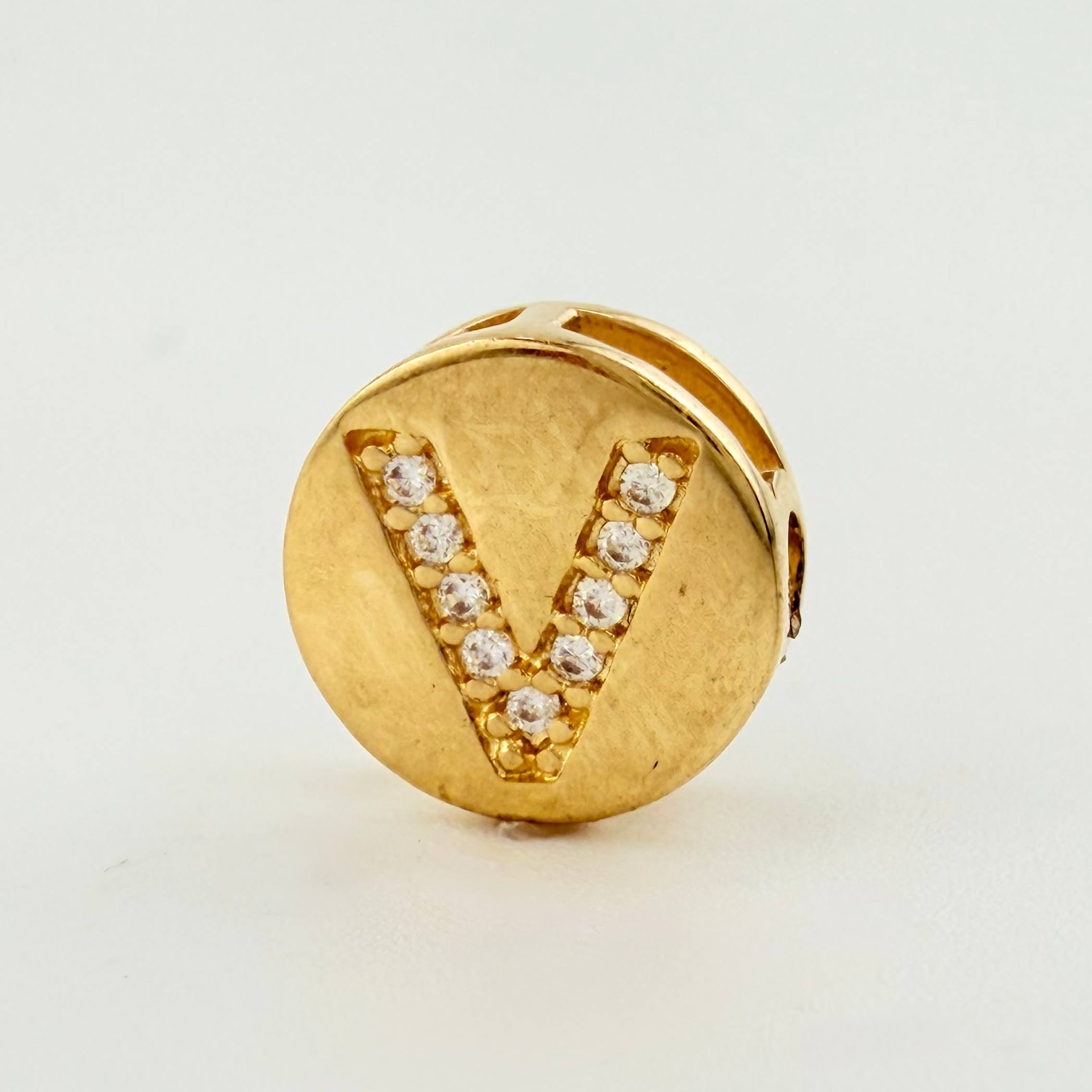 Dije Herraje Letra V 1.45gr / 1/2 in / Oro Amarillo 18K *