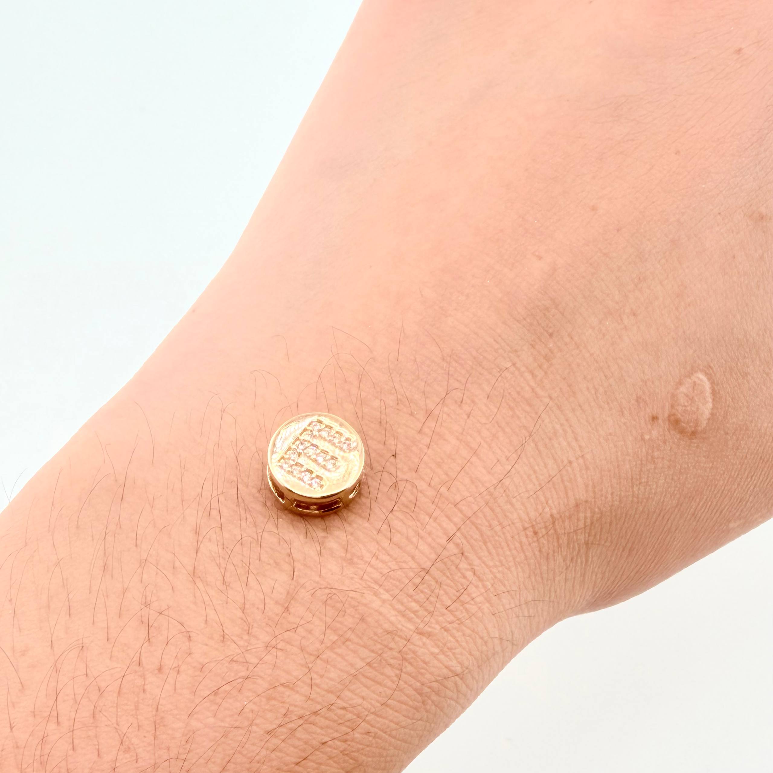 Dije Herraje Letra E 1.35gr / 1/2 in / Oro Amarillo 18K *