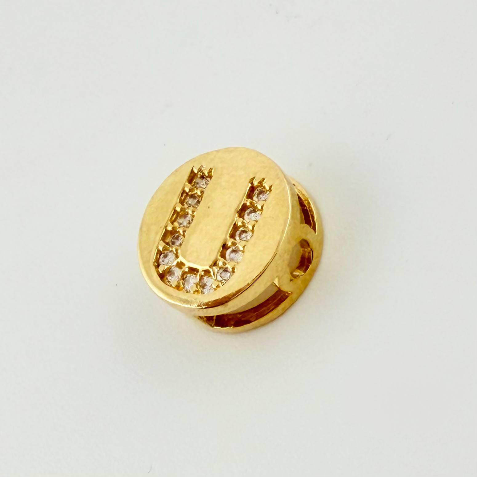 Dije Herraje Letra U 1.35gr / 1/2 in / Oro Amarillo 18K *