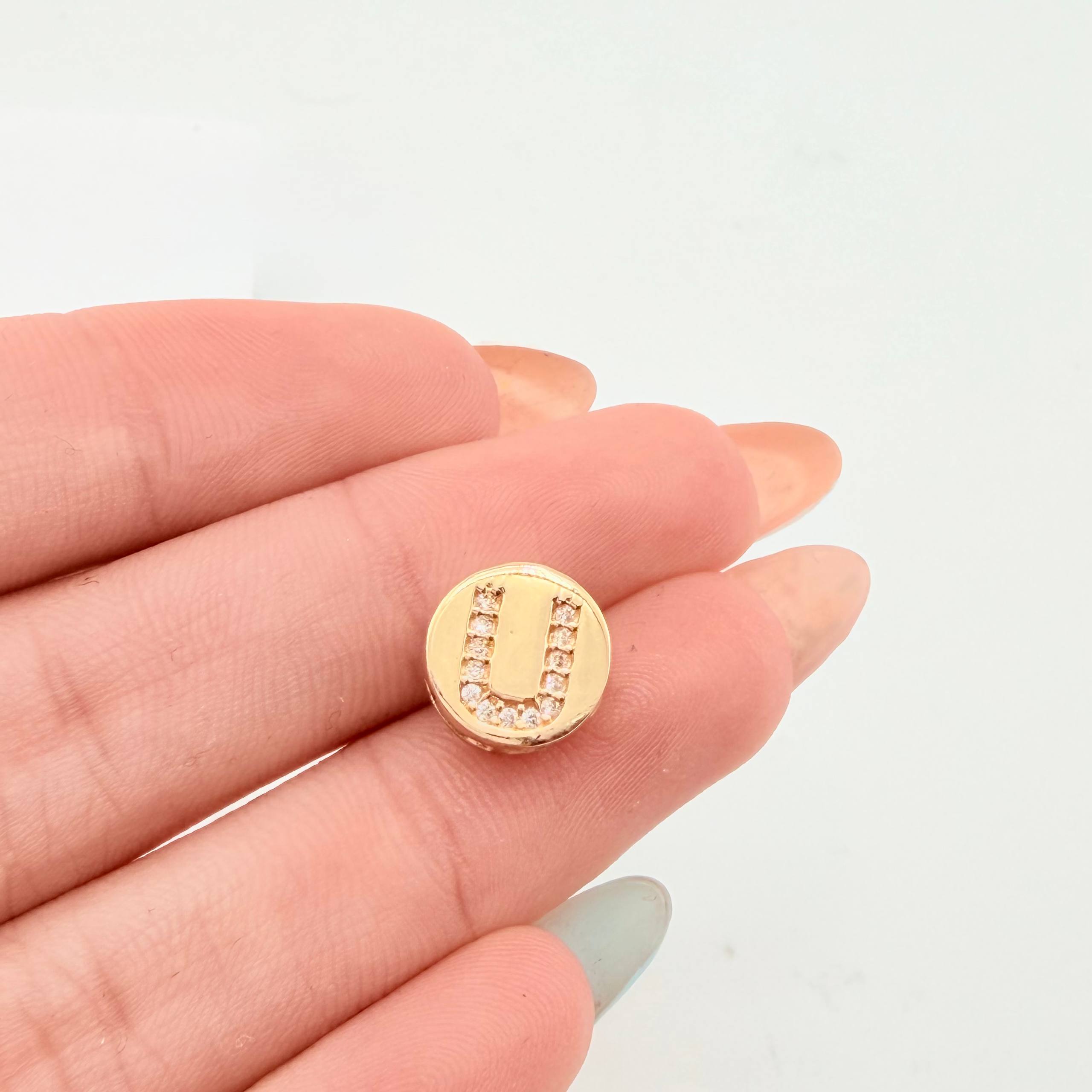Dije Herraje Letra U 1.4gr / 1/2 in / Oro Amarillo 18K