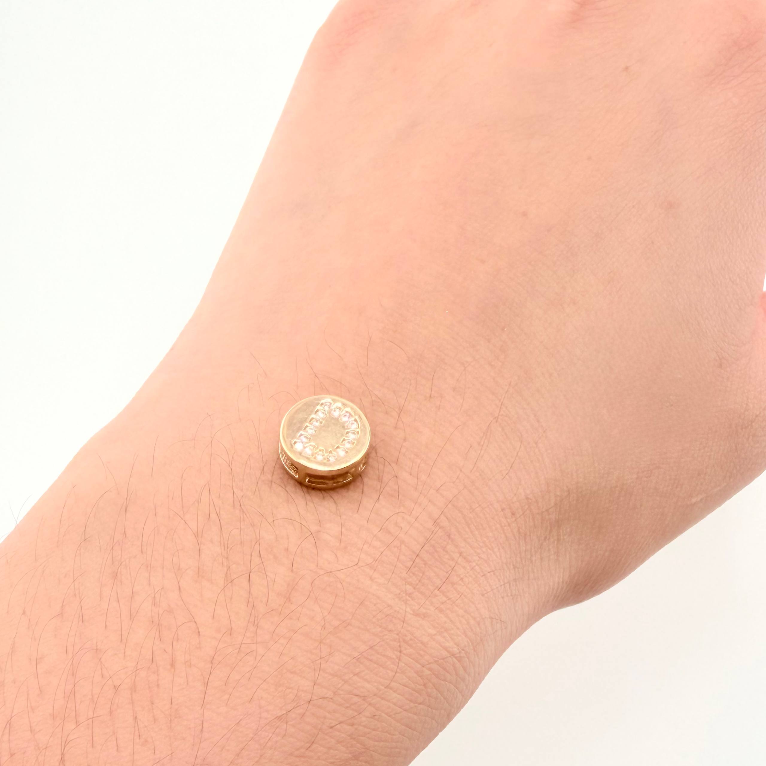 Dije Herraje Letra D 1.3gr / 1/2 in / Oro Amarillo 18K *