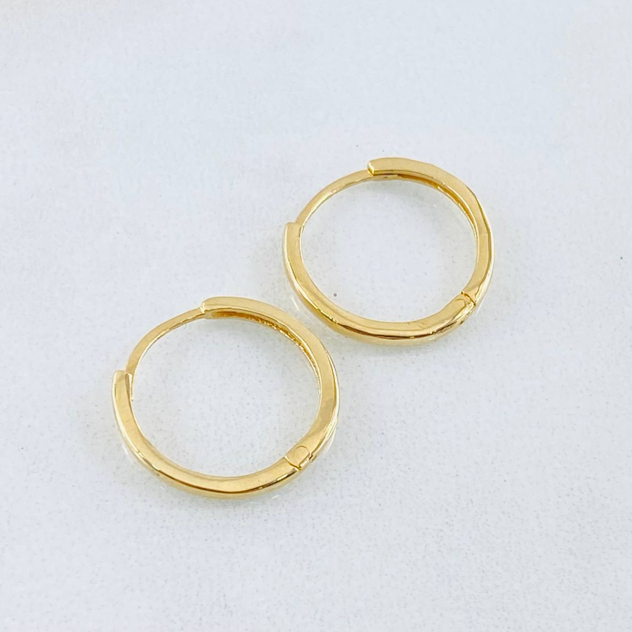 Candongas Carril Liso 1.45gr / 1/2 in / Oro Amarillo 18K
