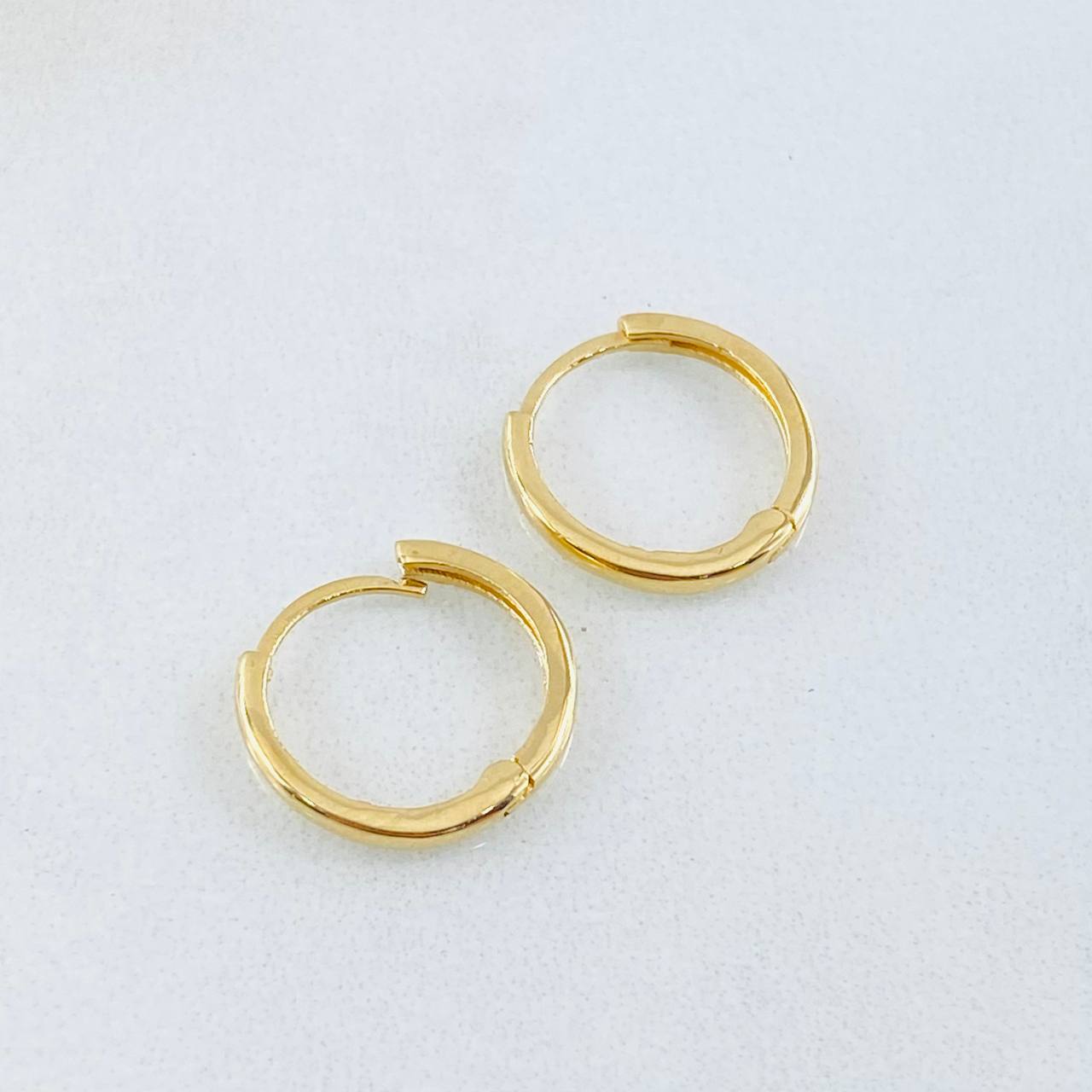 Candongas Carril Liso 1.3gr / 1/2 in / Oro Amarillo 18K