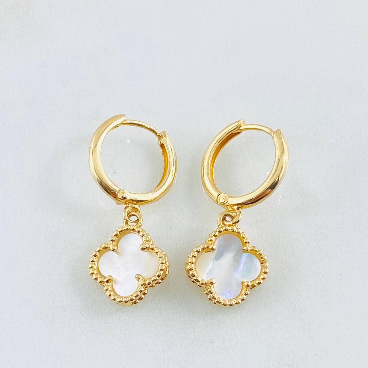 Clover Hoop Earrings White 5.8gr / 1 1/4 in / 18K Gold