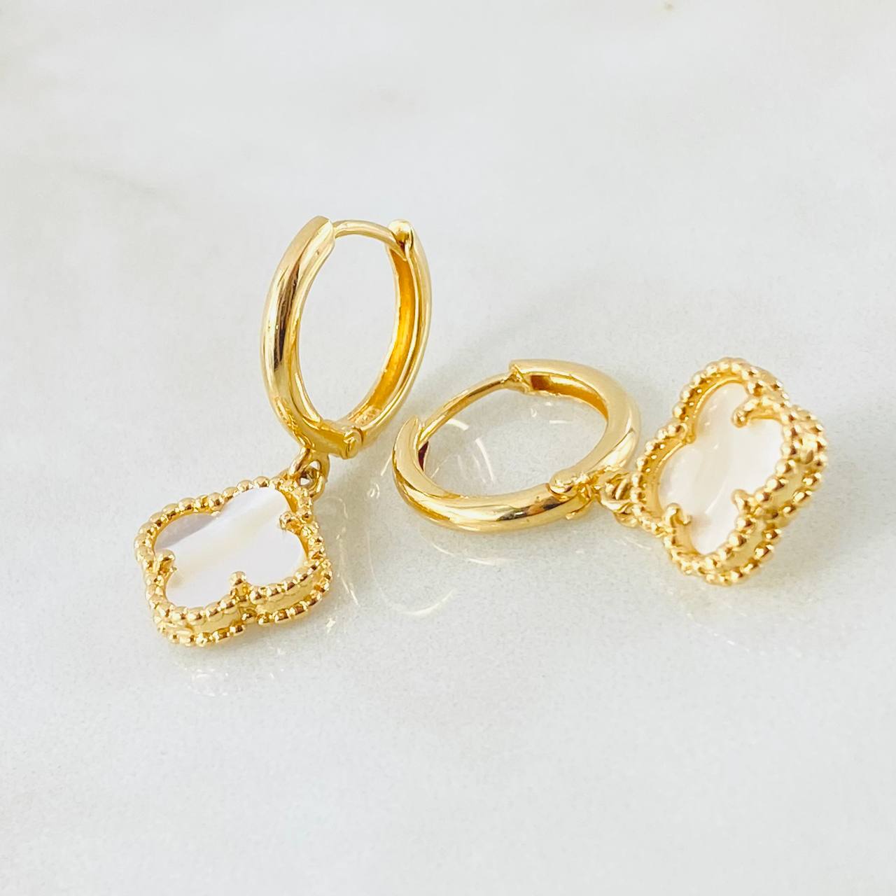 Clover Hoop Earrings White 5.8gr / 1 1/4 in / 18K Gold