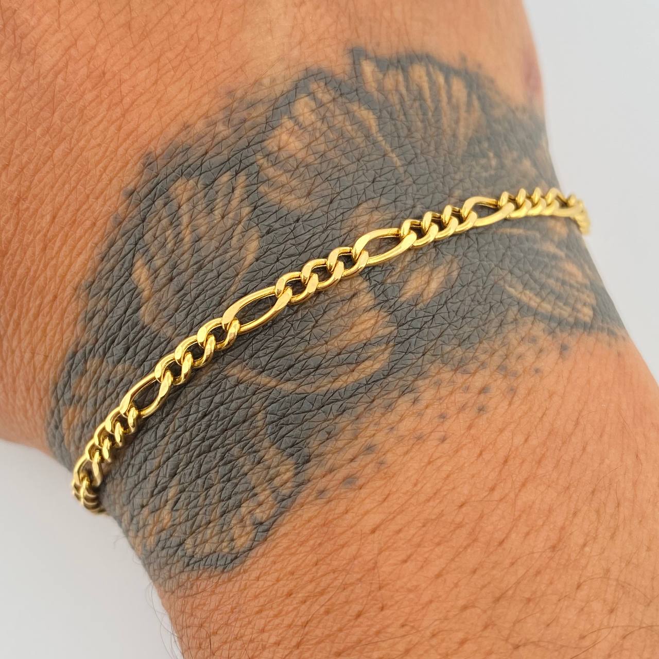 Figaro Bracelet 2.55gr / 8in / 18K Gold +1$