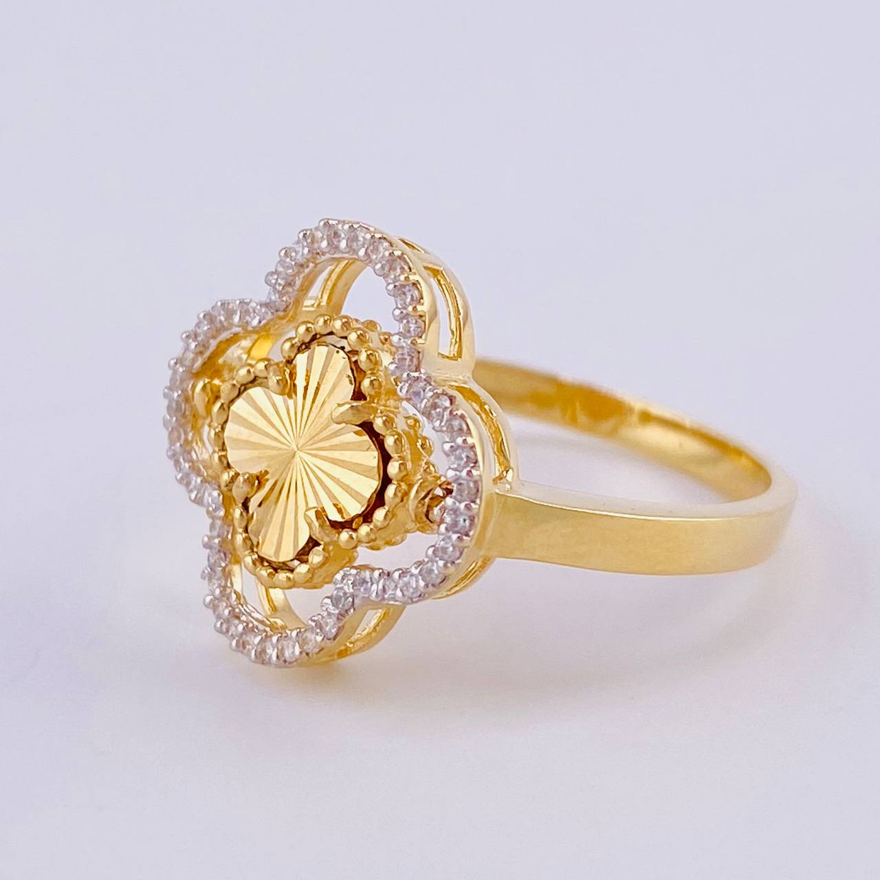 Rotating Diamond Cut Clover Ring 3.8 g / T7 1/2 18K Three Golds