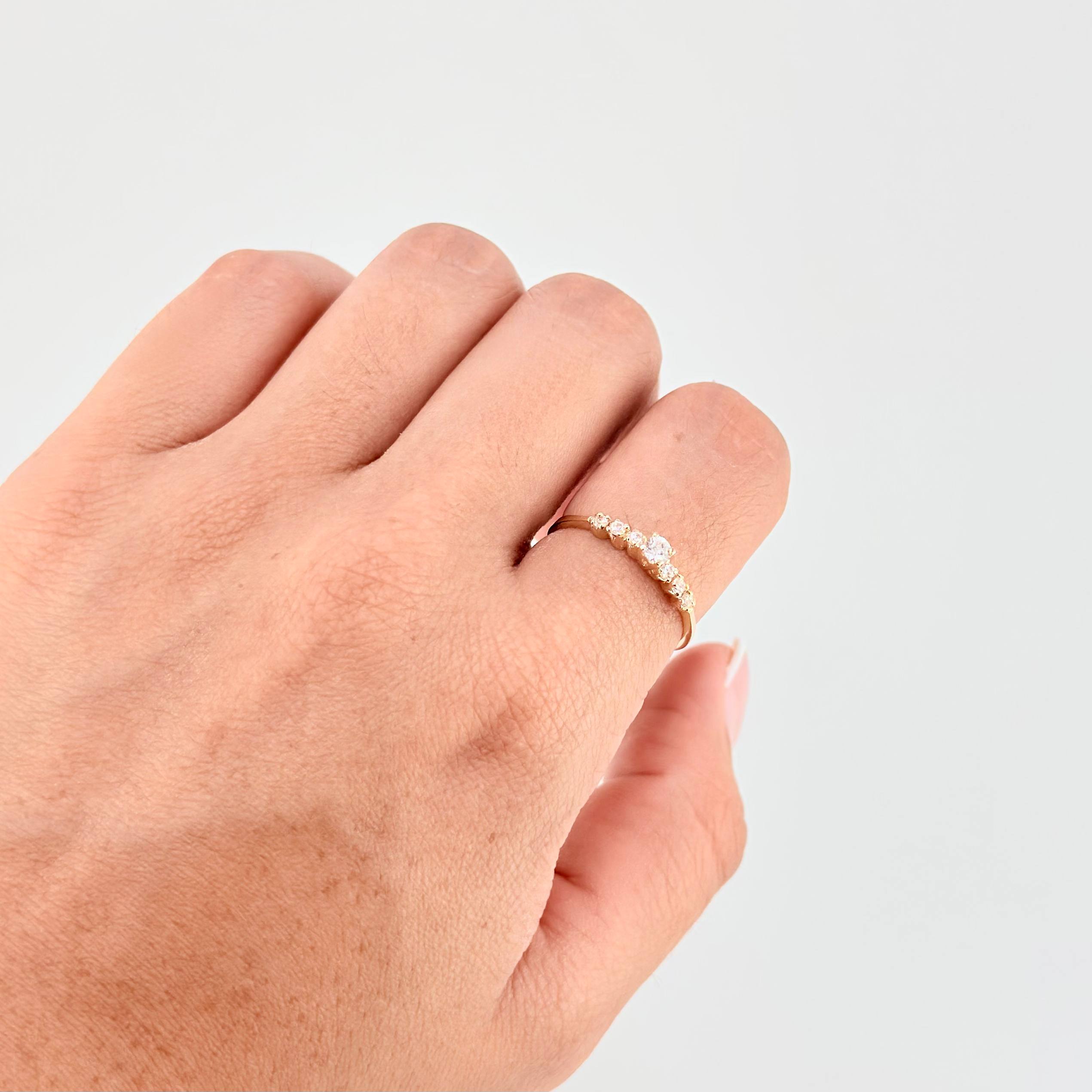 Sparkling Solitaire Ring 1.5 g / T6 1/4 18K Yellow Gold