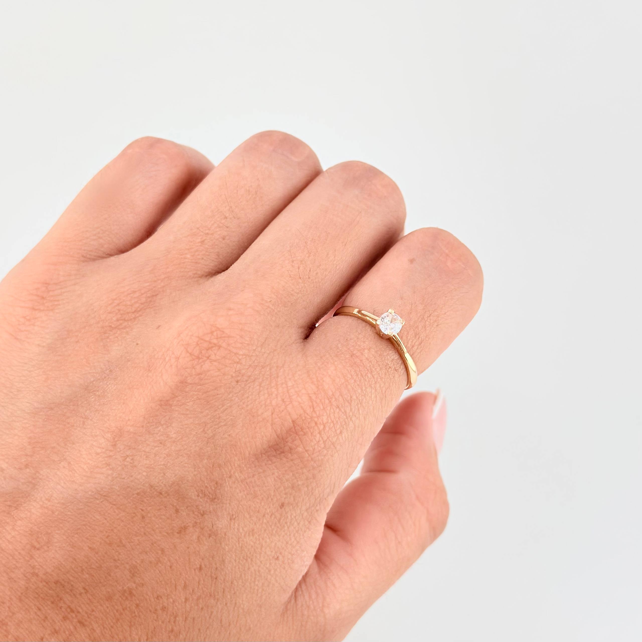 Anillo Solitario 1.6 g / T7 Oro Amarillo 18K