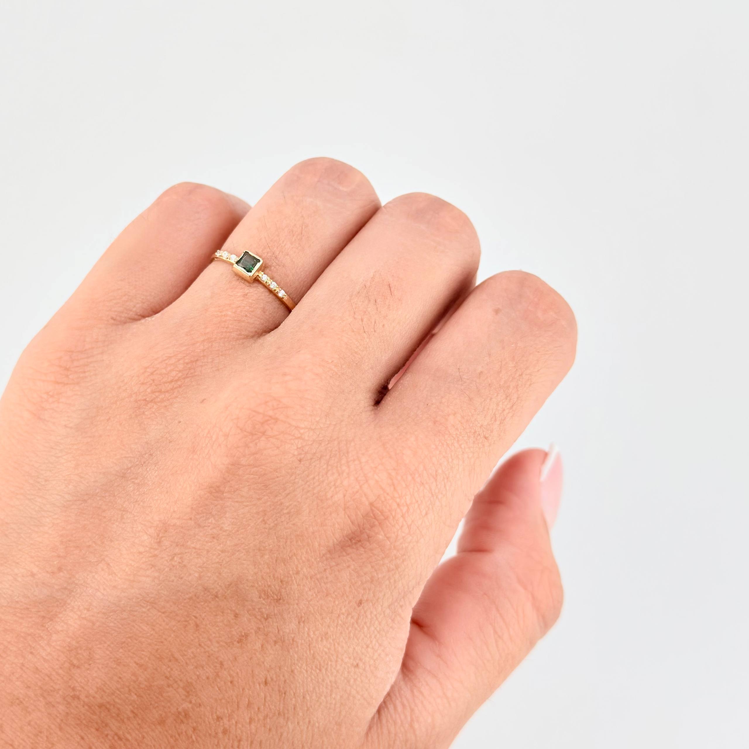 Quadrangular Solitaire Ring 1.1 g / T6 1/4 Yellow Gold 18K