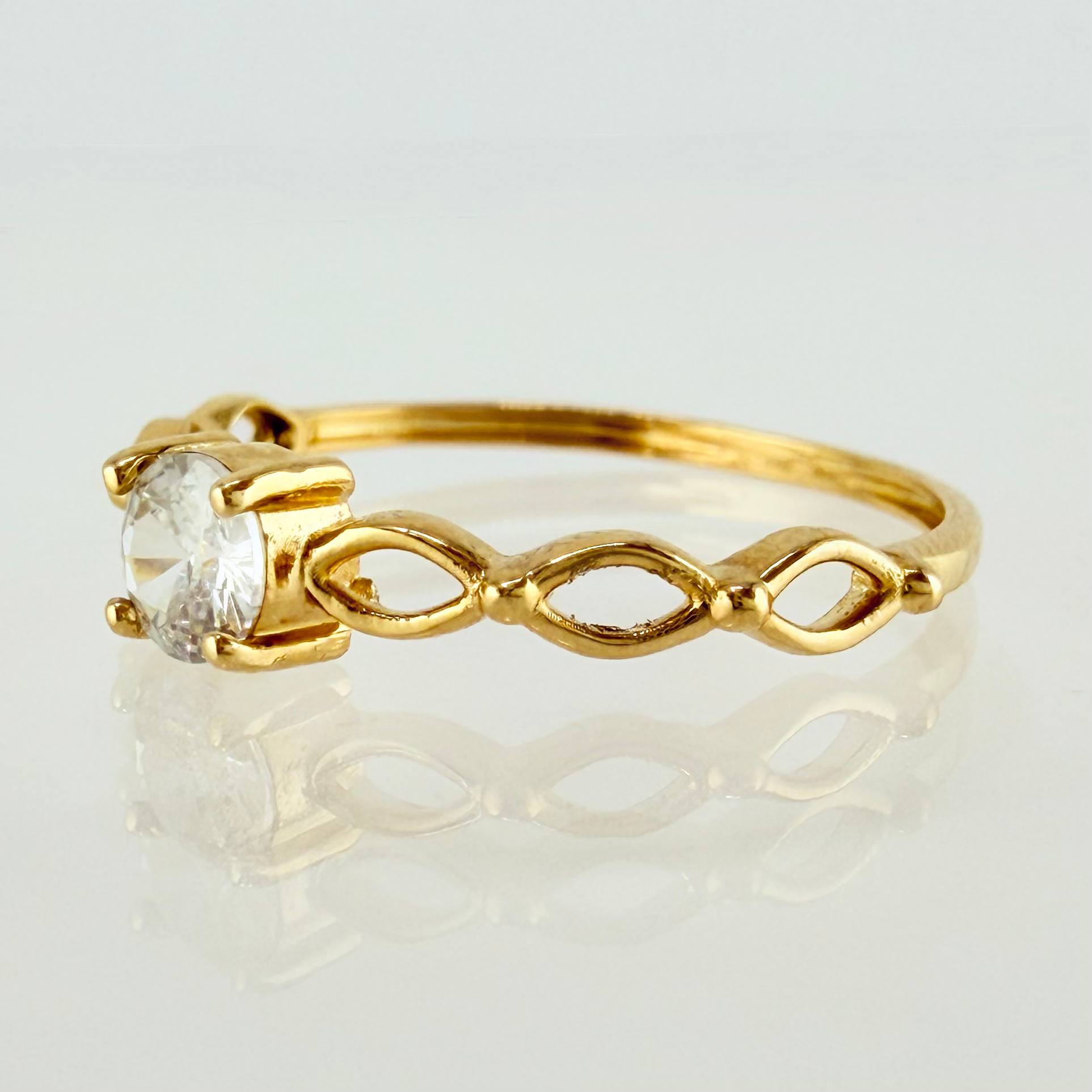 Anillo Solitario Ojos 1.15gr / T5 / Oro Amarillo 18K
