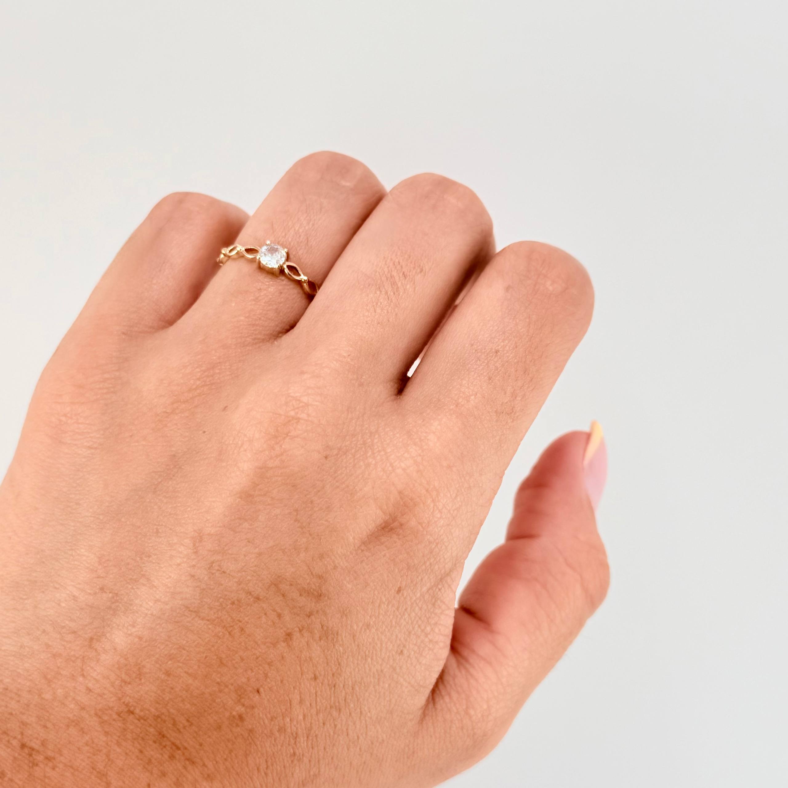 Anillo Solitario Ojos 1.15gr / T5 / Oro Amarillo 18K