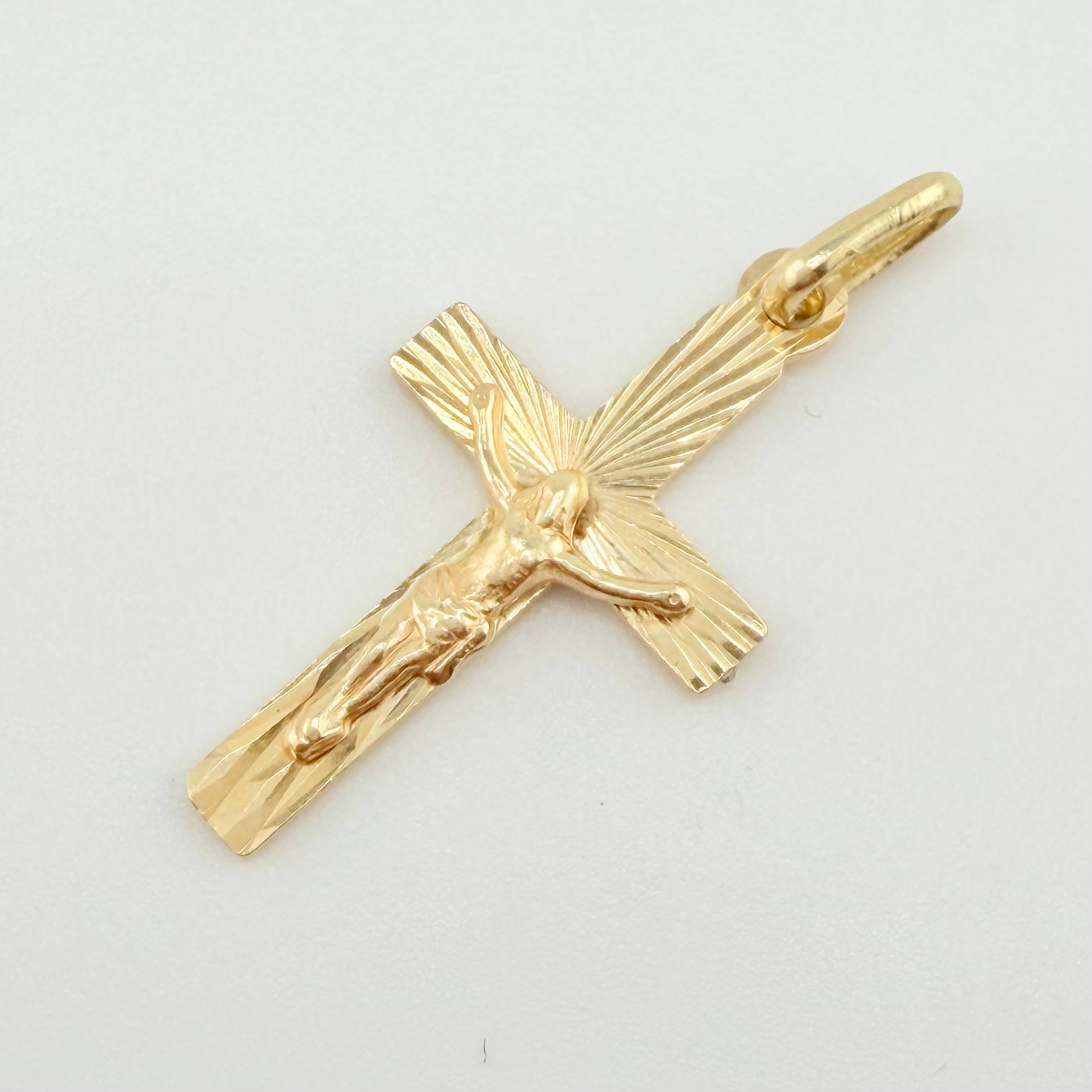 Dije Cruz Cristo 1.15gr / 1 in / Oro Amarillo 18K