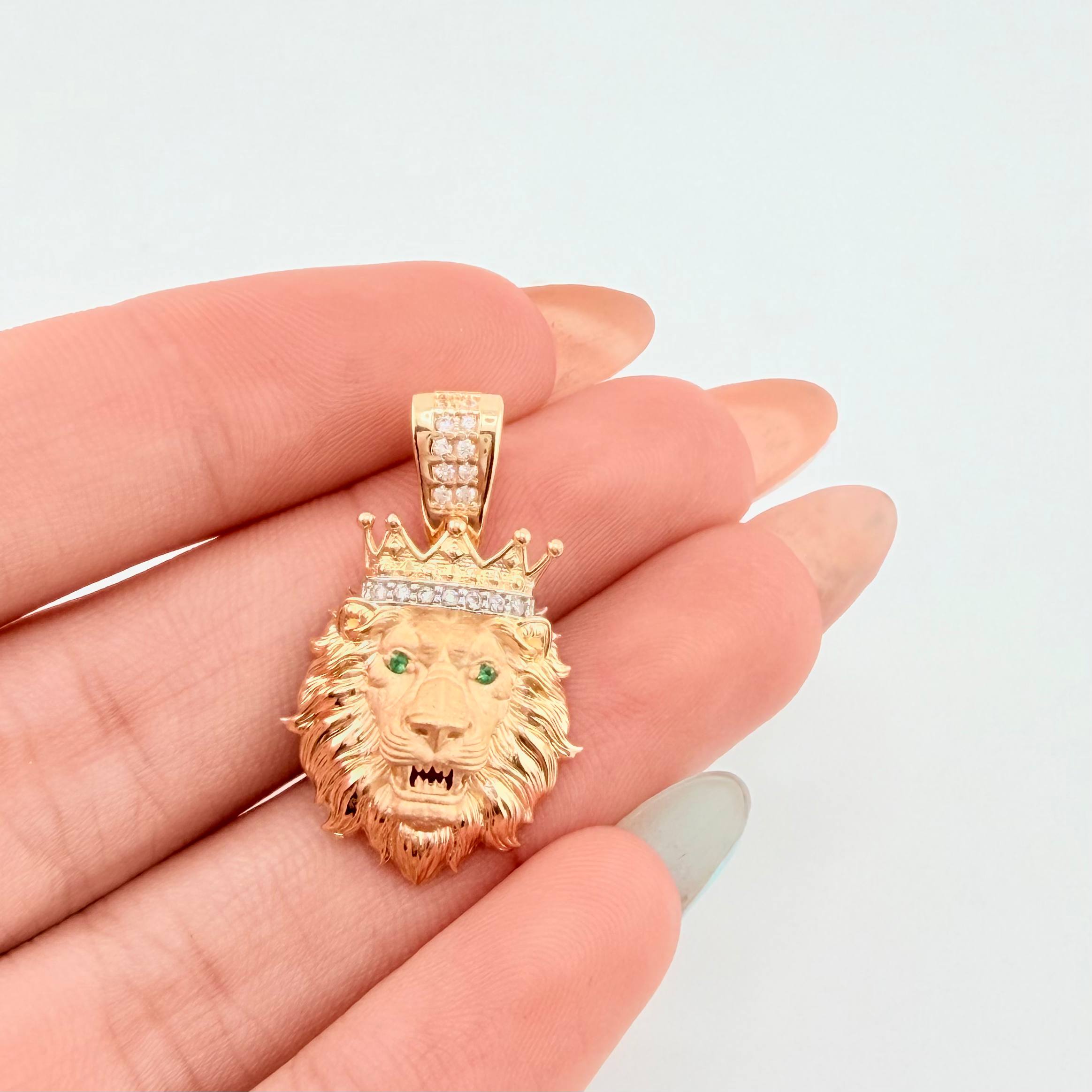 Dije León Corona 3.7gr / 1 in / Dos Oros Amarillo Blanco 18K