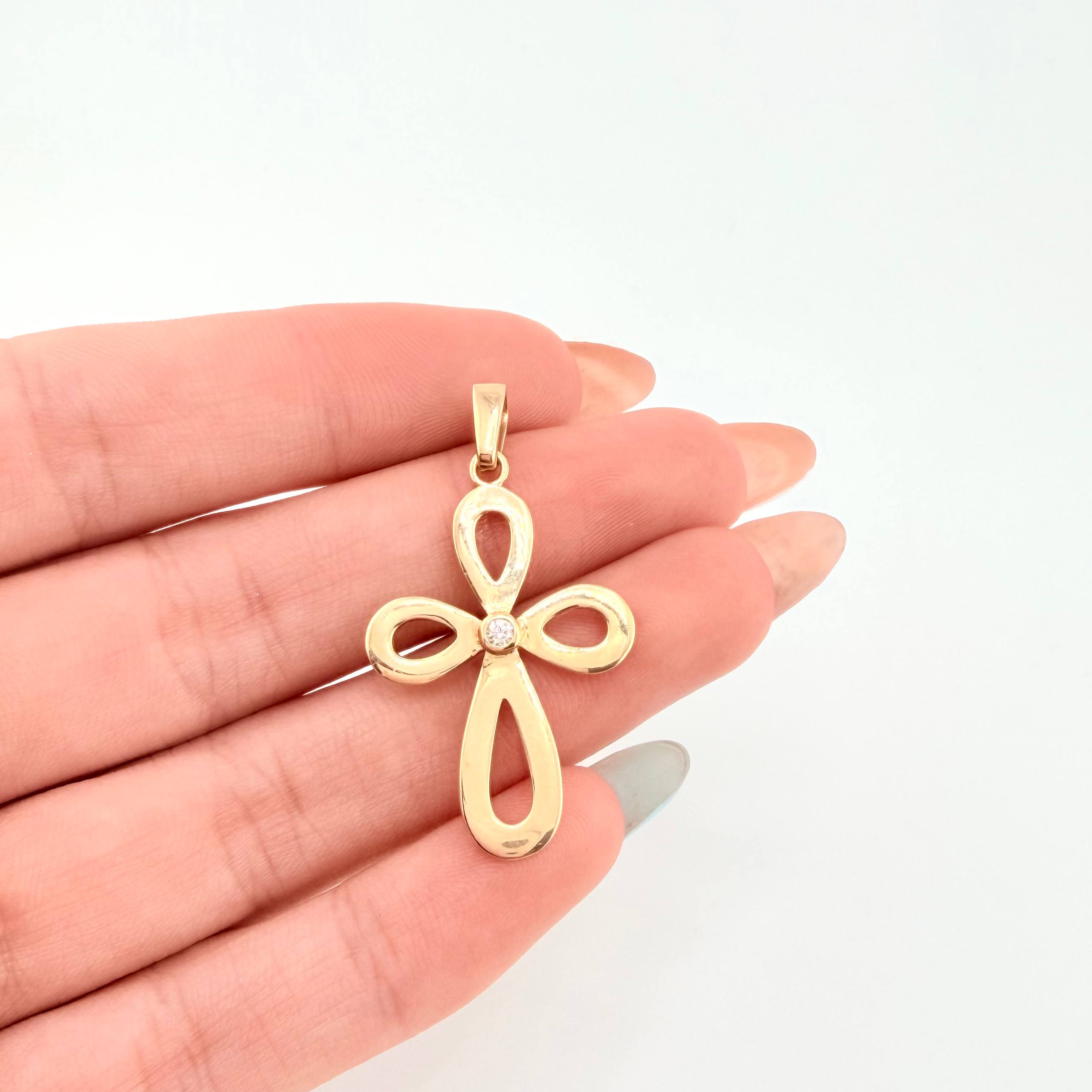 Dije Cruz Floreada 2.7gr / 1 1/2 in / Oro Amarillo 18K *