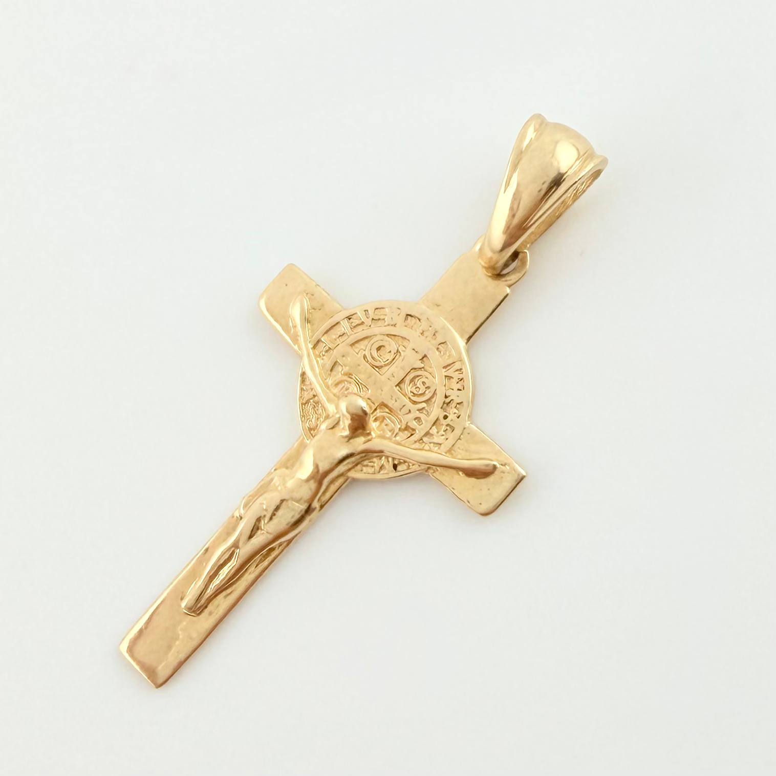 Dije Cruz Cristo San Benito 2.25gr / 1 1/4 in / Oro Amarillo 18K *