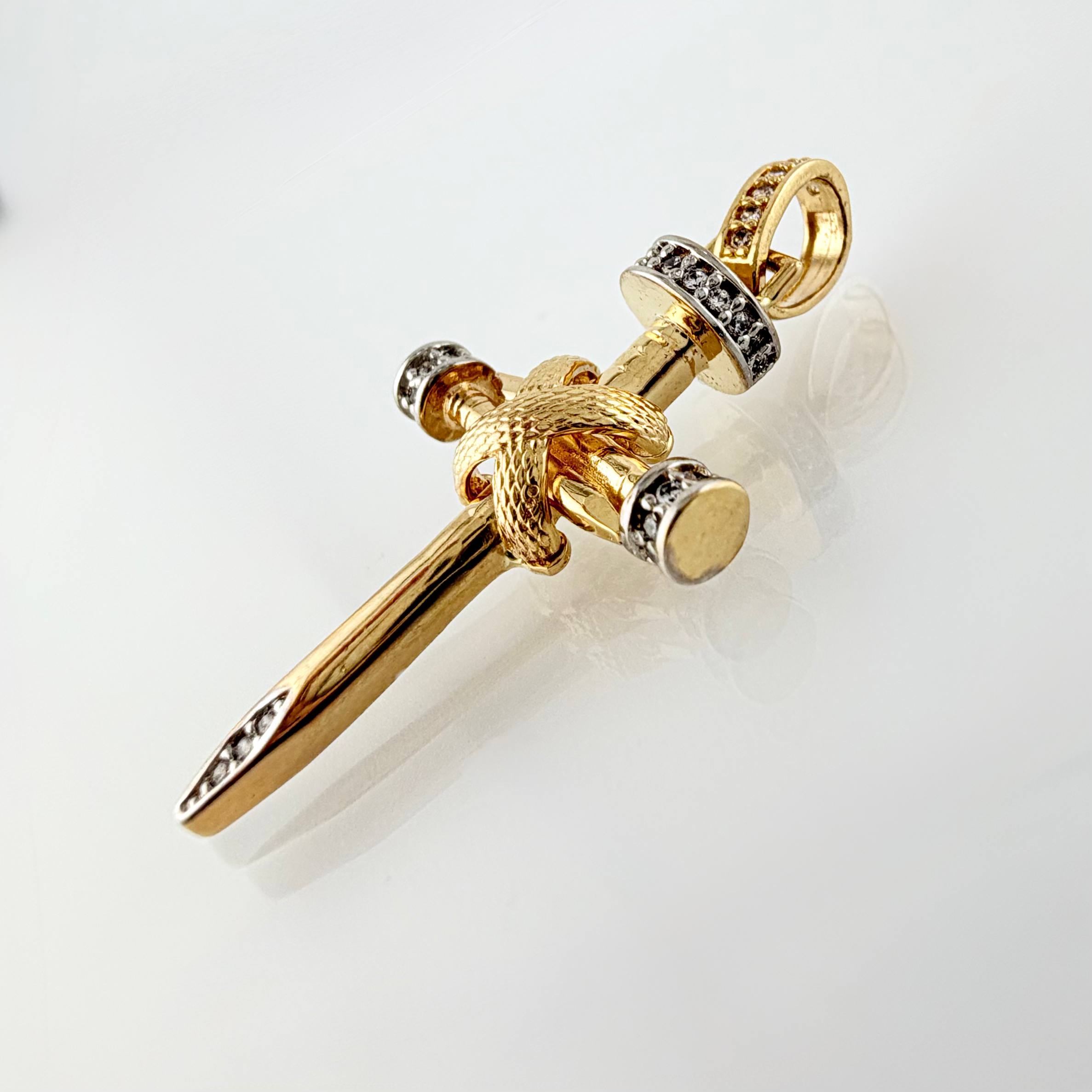 Dije Cruz Clavo 3.8gr / 1 1/2 in / Dos Oros Amarillo Blanco 18K ©