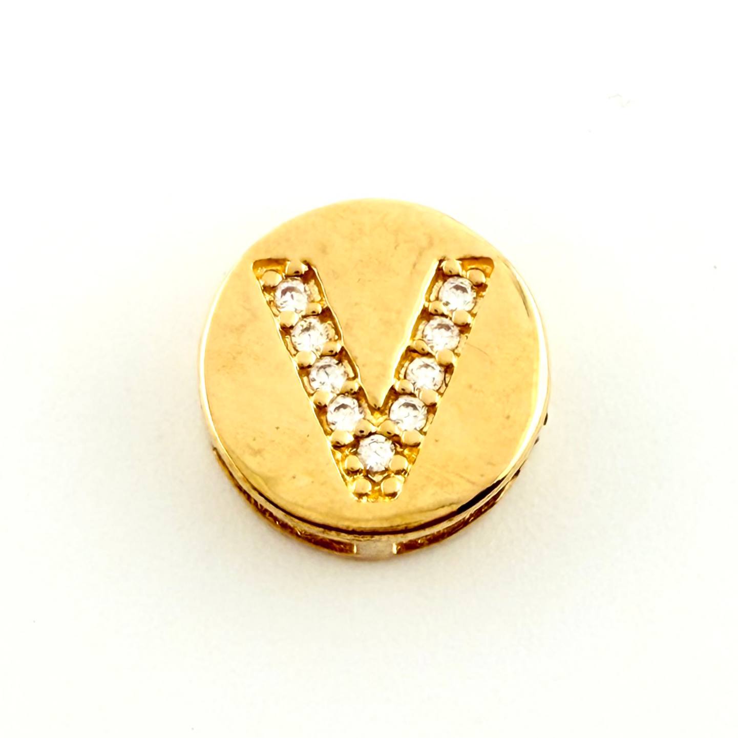 Dije Herraje Letra V 1.4gr / 1/2 in / Oro Amarillo 18K ©