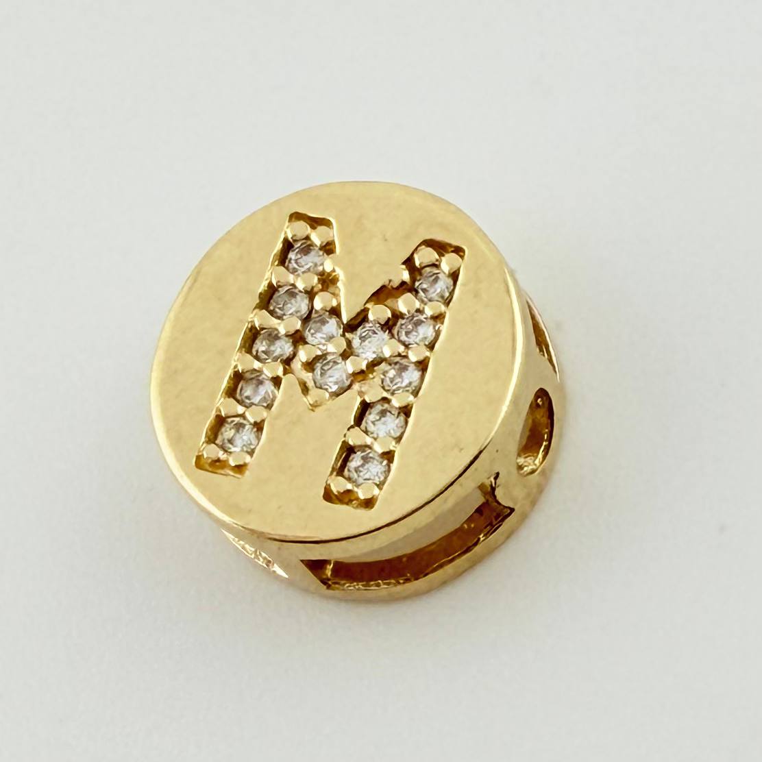 Dije Herraje Letra M 1.35gr / 1/2 in / Oro Amarillo 18K