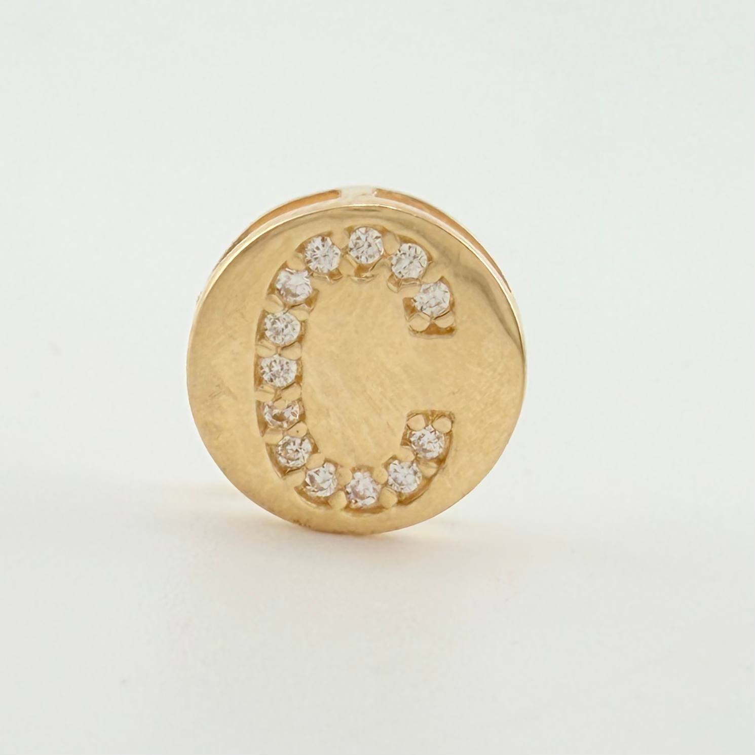 Dije Herraje Letra C 1.3gr / 1/2 in / Oro Amarillo 18K