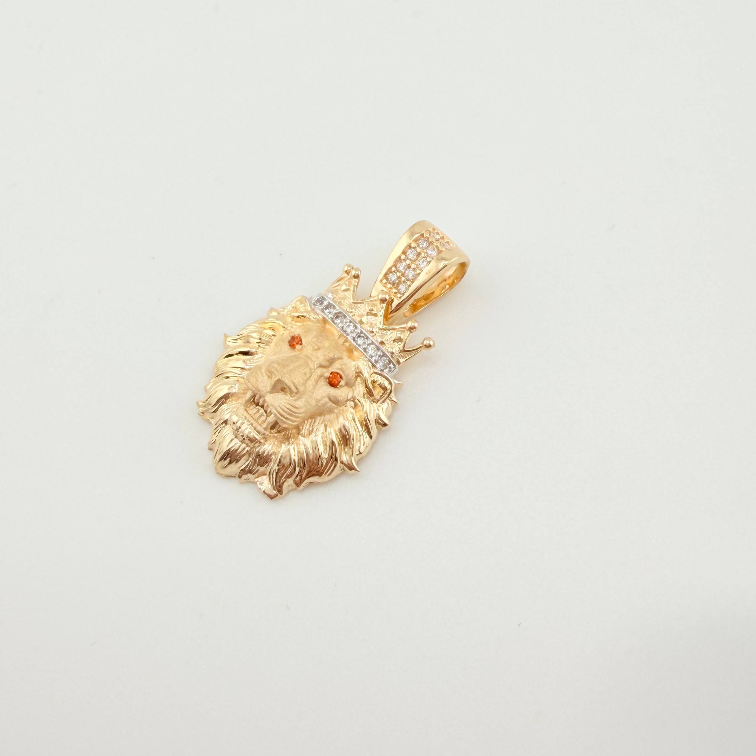 Dije León Corona 3.7gr / 1 in / Dos Oros Amarillo Blanco 18K