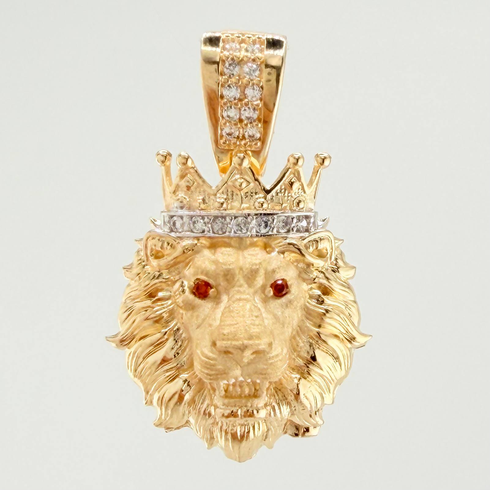 Dije León Corona 3.55gr / 1 in / Dos Oros Amarillo Blanco 18K *