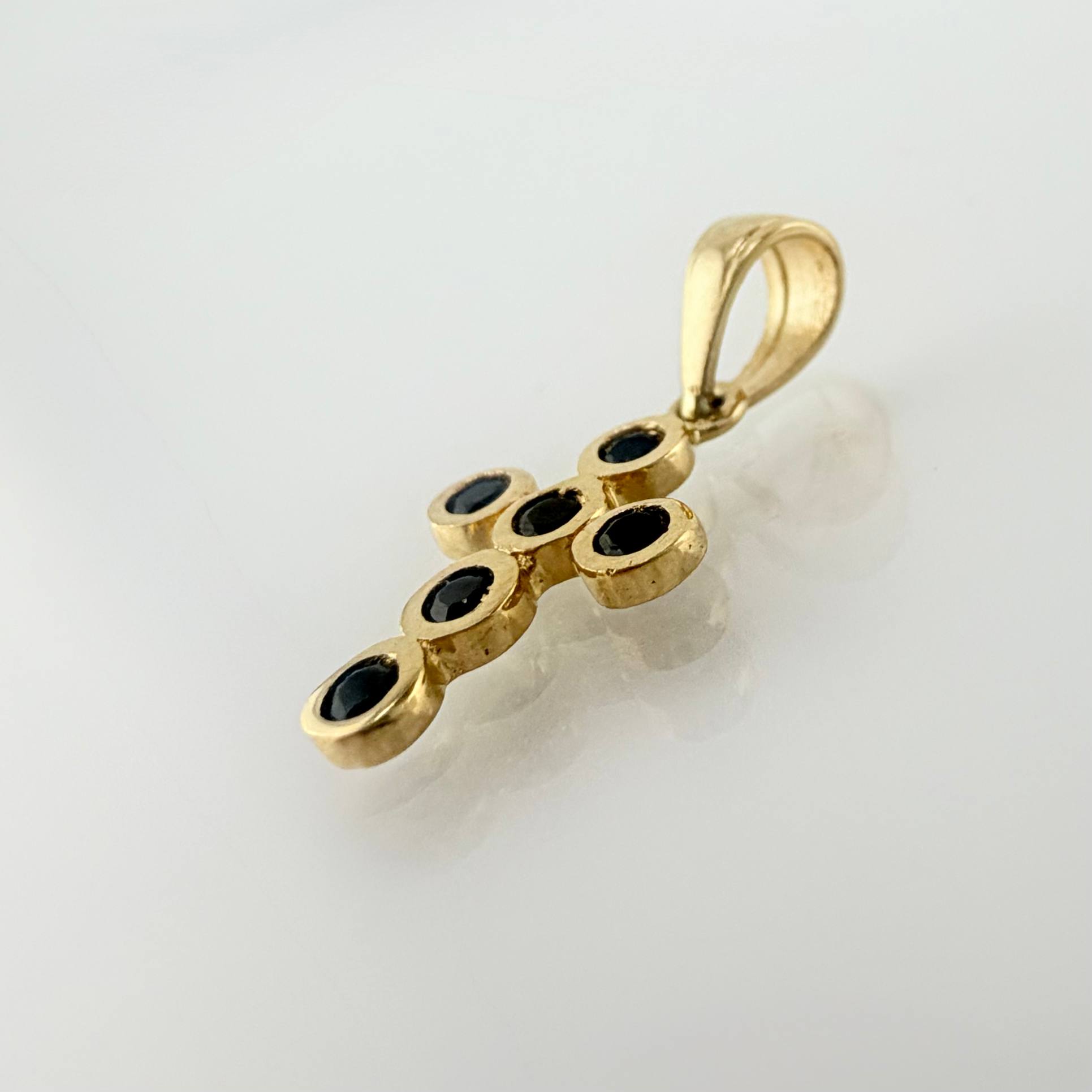 Dije Cruz Tupida 0.85gr / 3/4 in / Oro Amarillo 18K ©