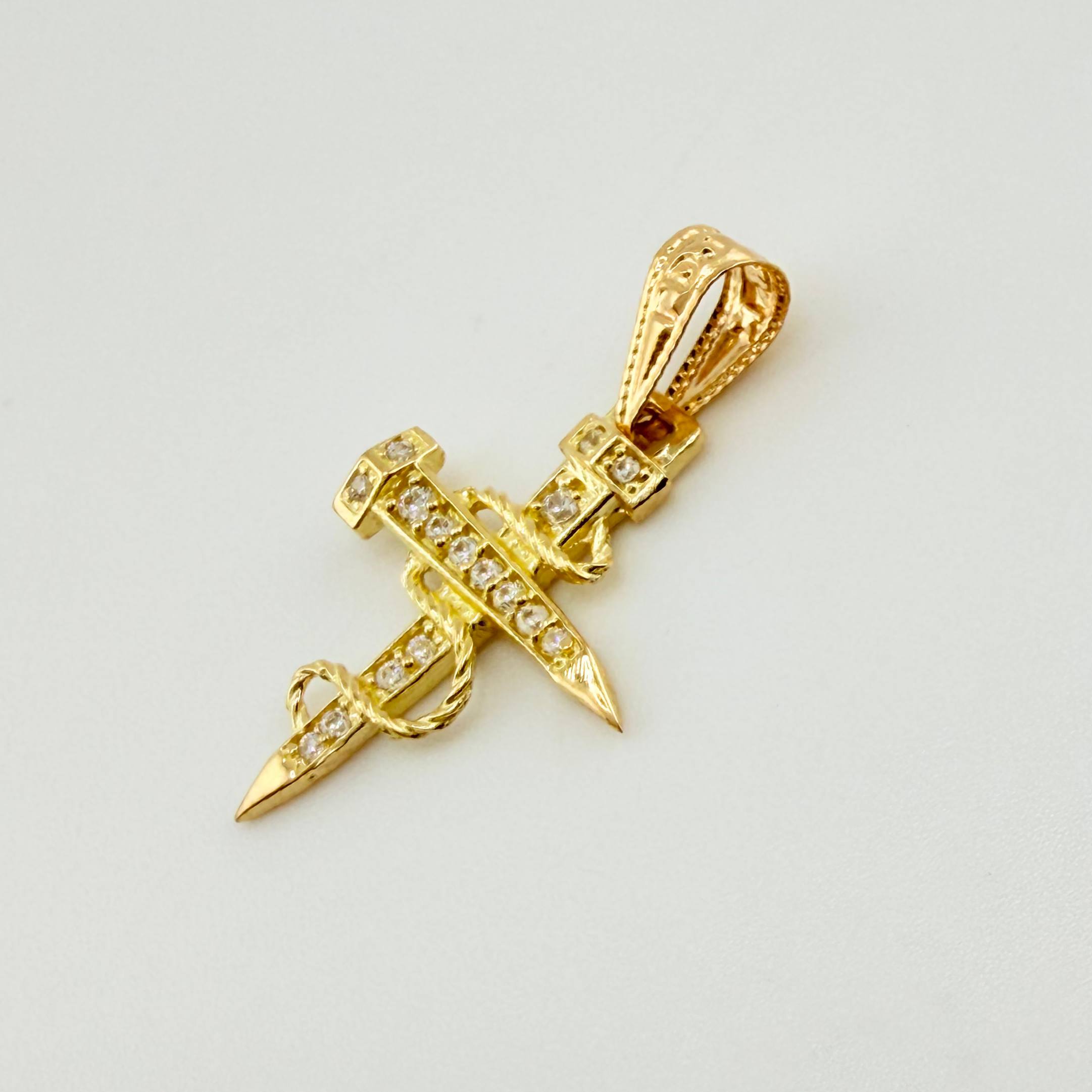 Dije Cruz Clavo 0.95gr / 1 in / Oro Amarillo 18K *