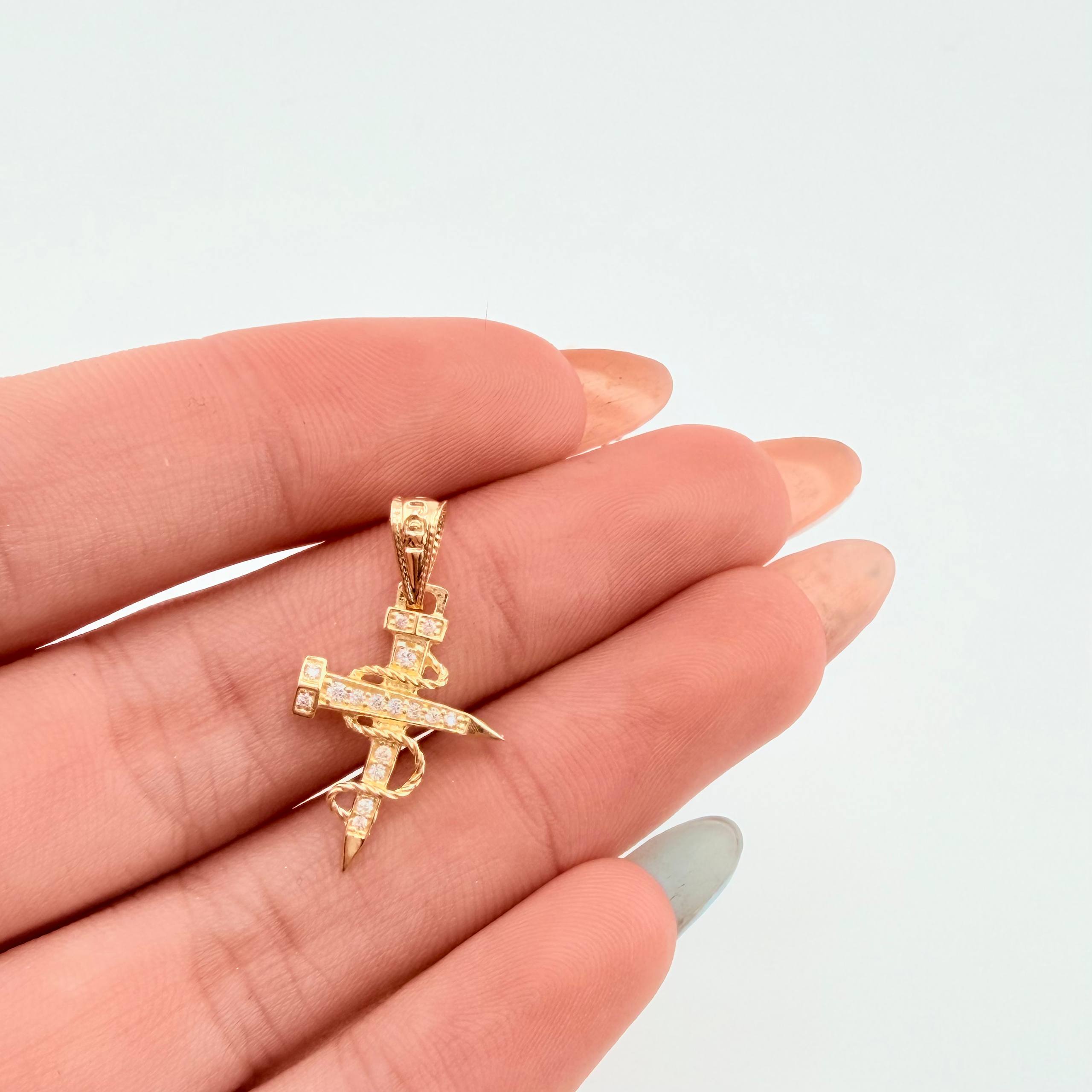 Dije Cruz Clavo 0.95gr / 1 in / Oro Amarillo 18K *