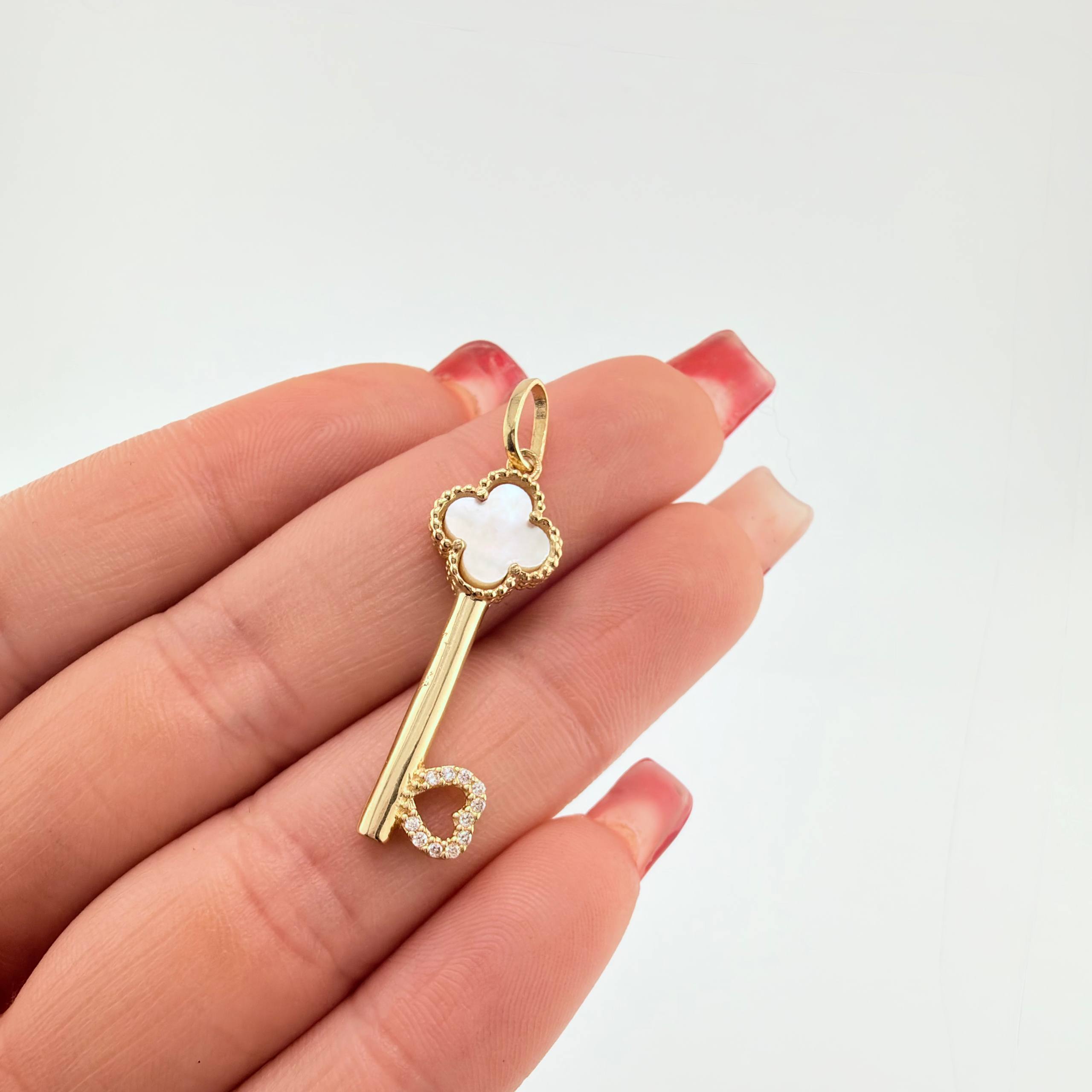 Dije Llave Trebol 2.35gr / 1 1/2 in / Oro Amarillo 18K ©