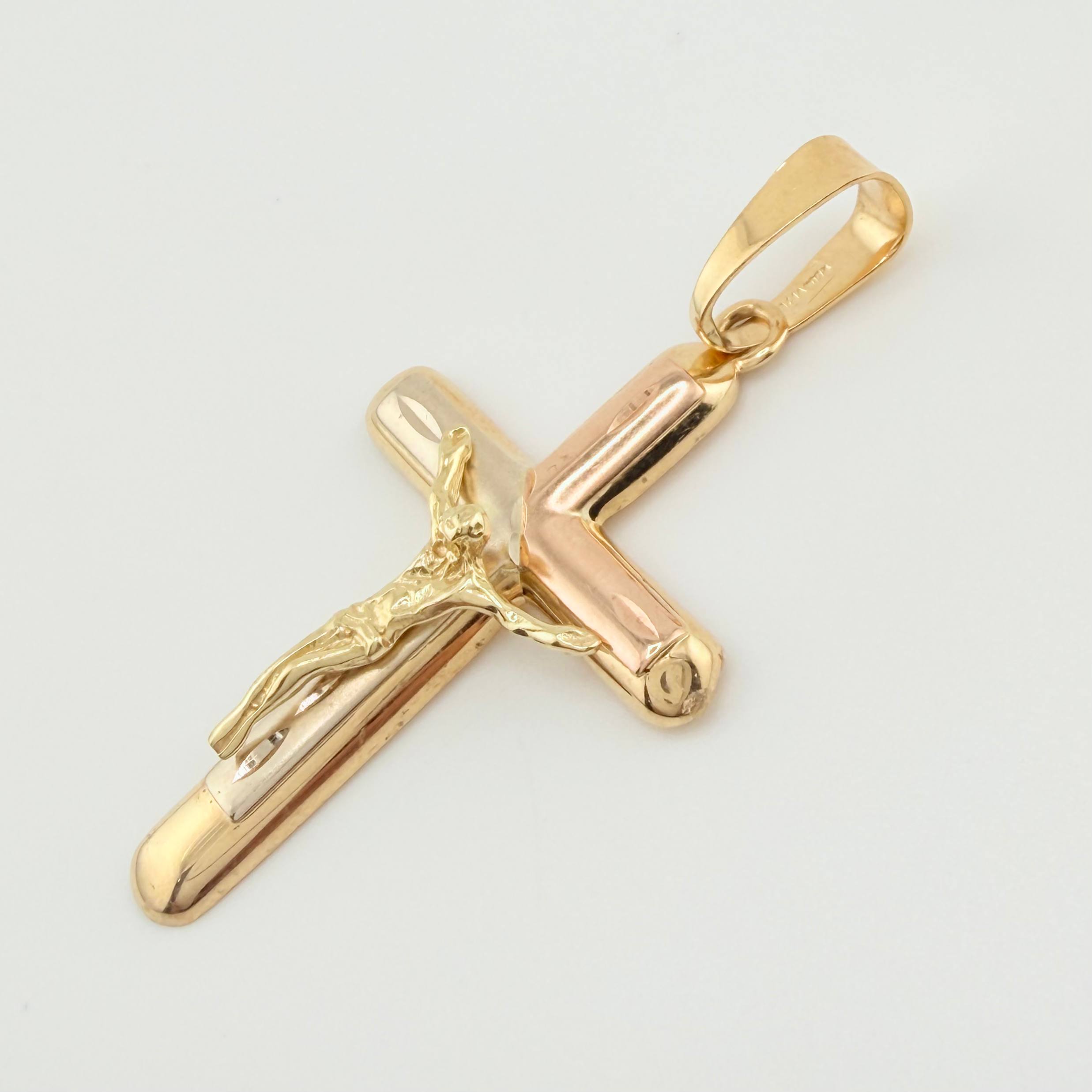 Dije Cruz Cristo 5.5gr / 2 1/4 in / Tres Oros 18K ©