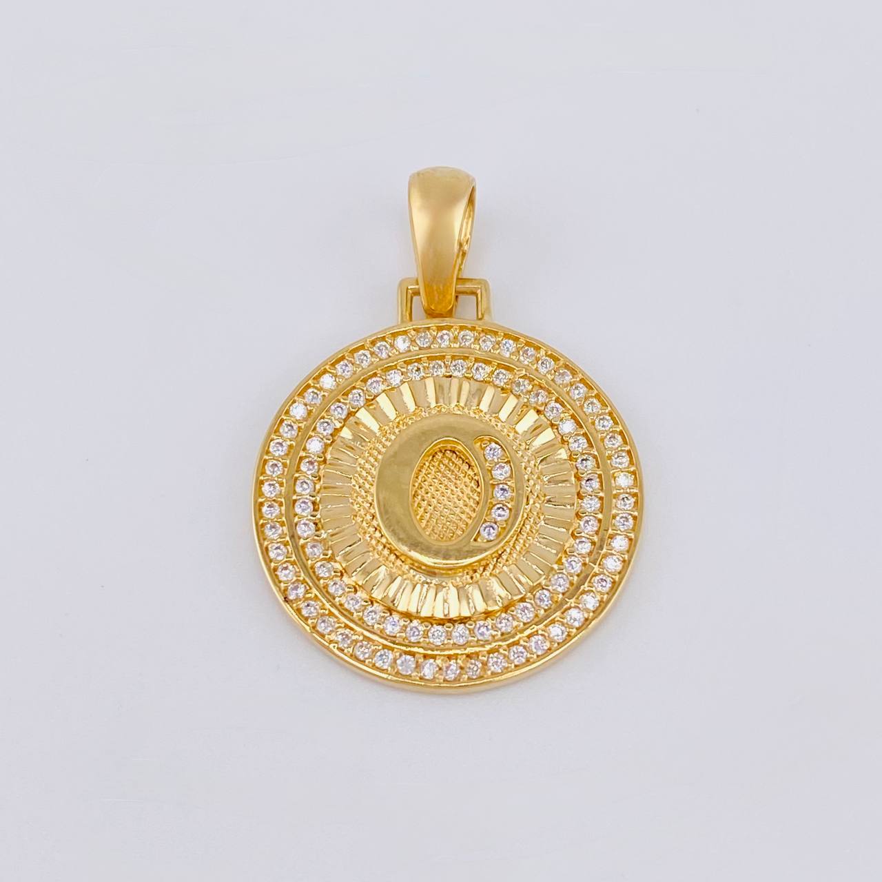 Dije Medalla Letra O 4.8 g / 1 1/4 in Oro Amarillo 18K