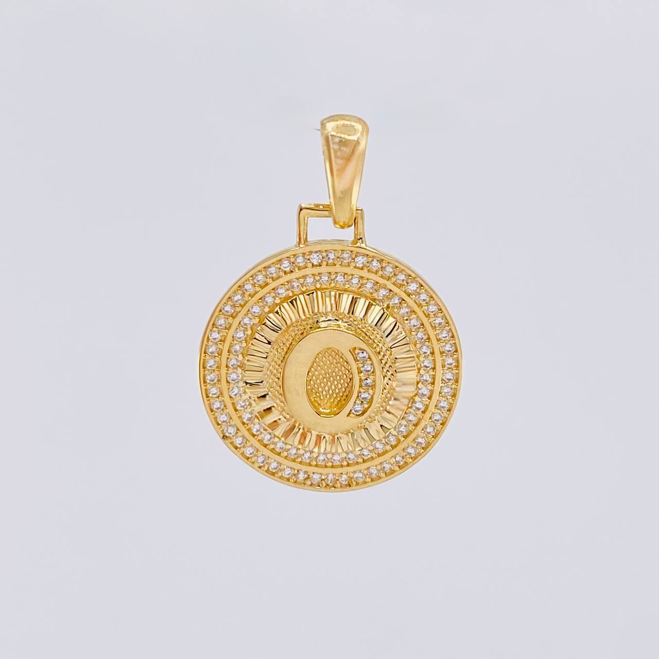 Dije Medalla Letra O 4.8 g / 1 1/4 in Oro Amarillo 18K
