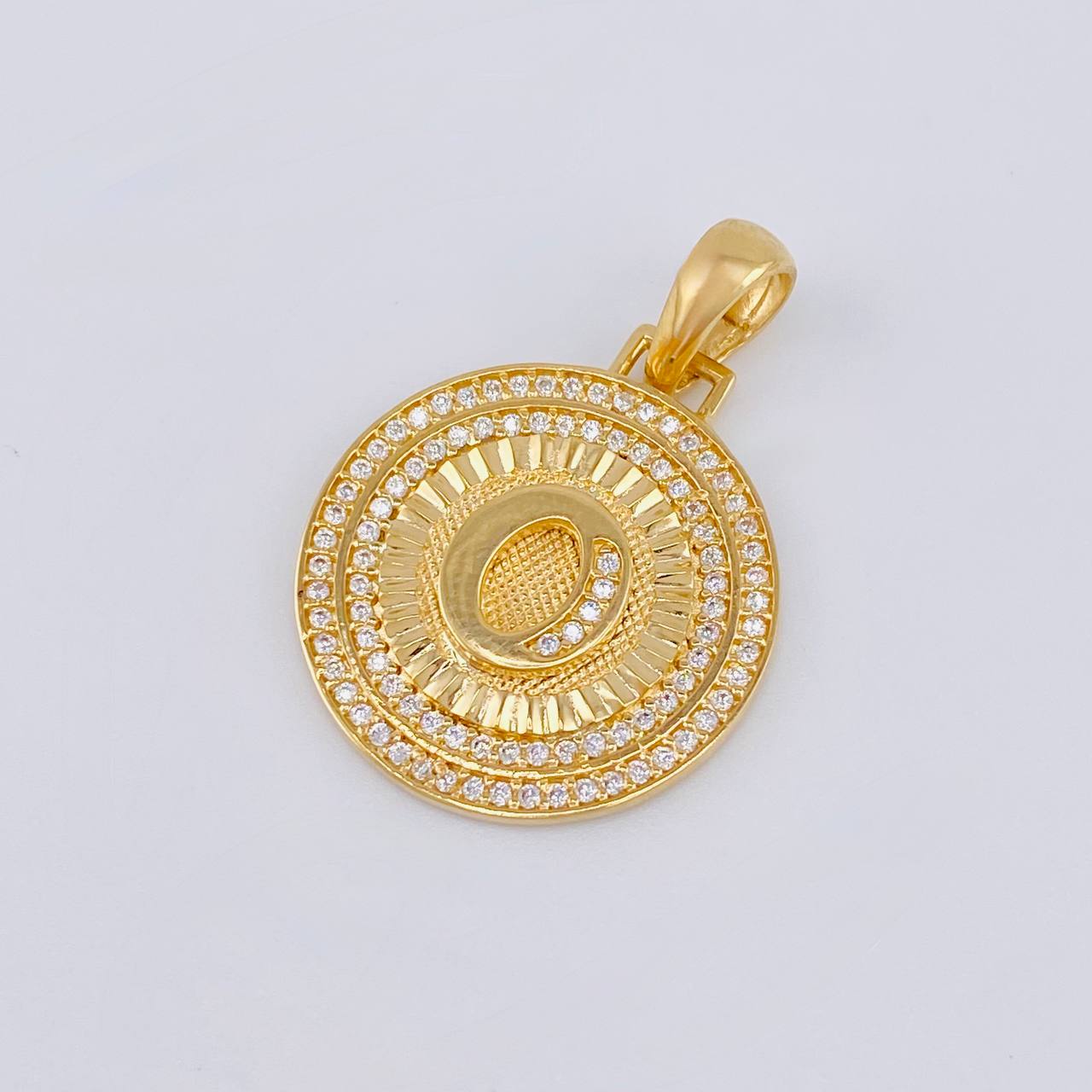 Dije Medalla Letra O 4.8 g / 1 1/4 in Oro Amarillo 18K
