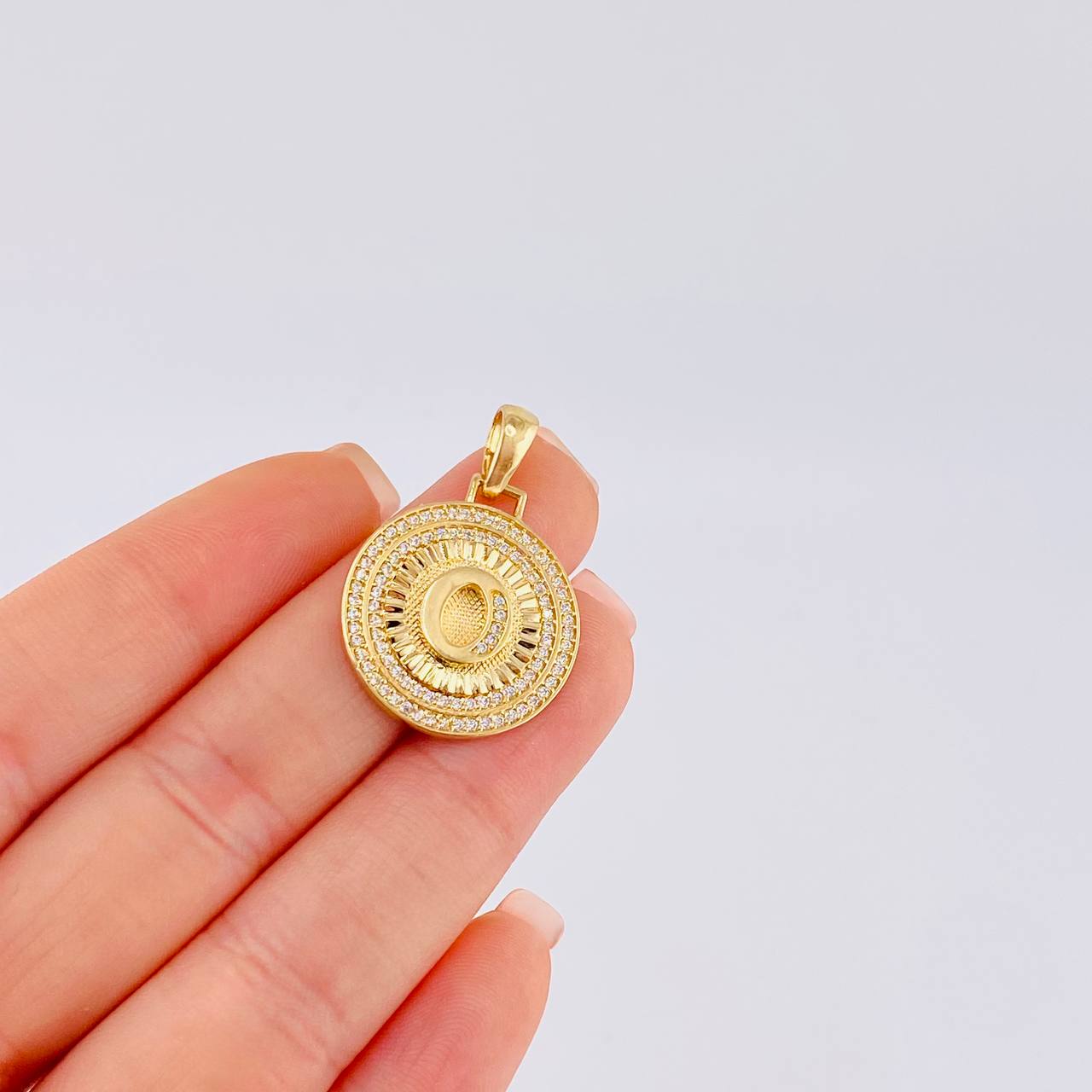 Dije Medalla Letra O 4.8 g / 1 1/4 in Oro Amarillo 18K