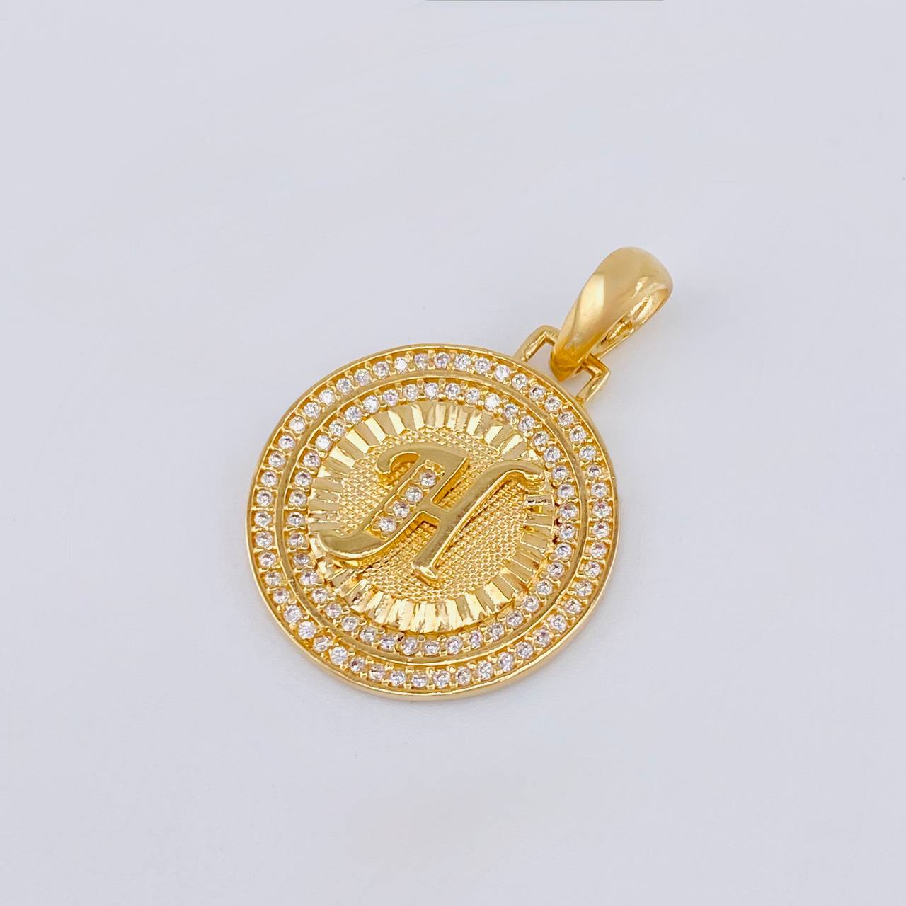 Dije Medalla Letra H 4.8g / 1 1/4 in Oro Amarillo 18K