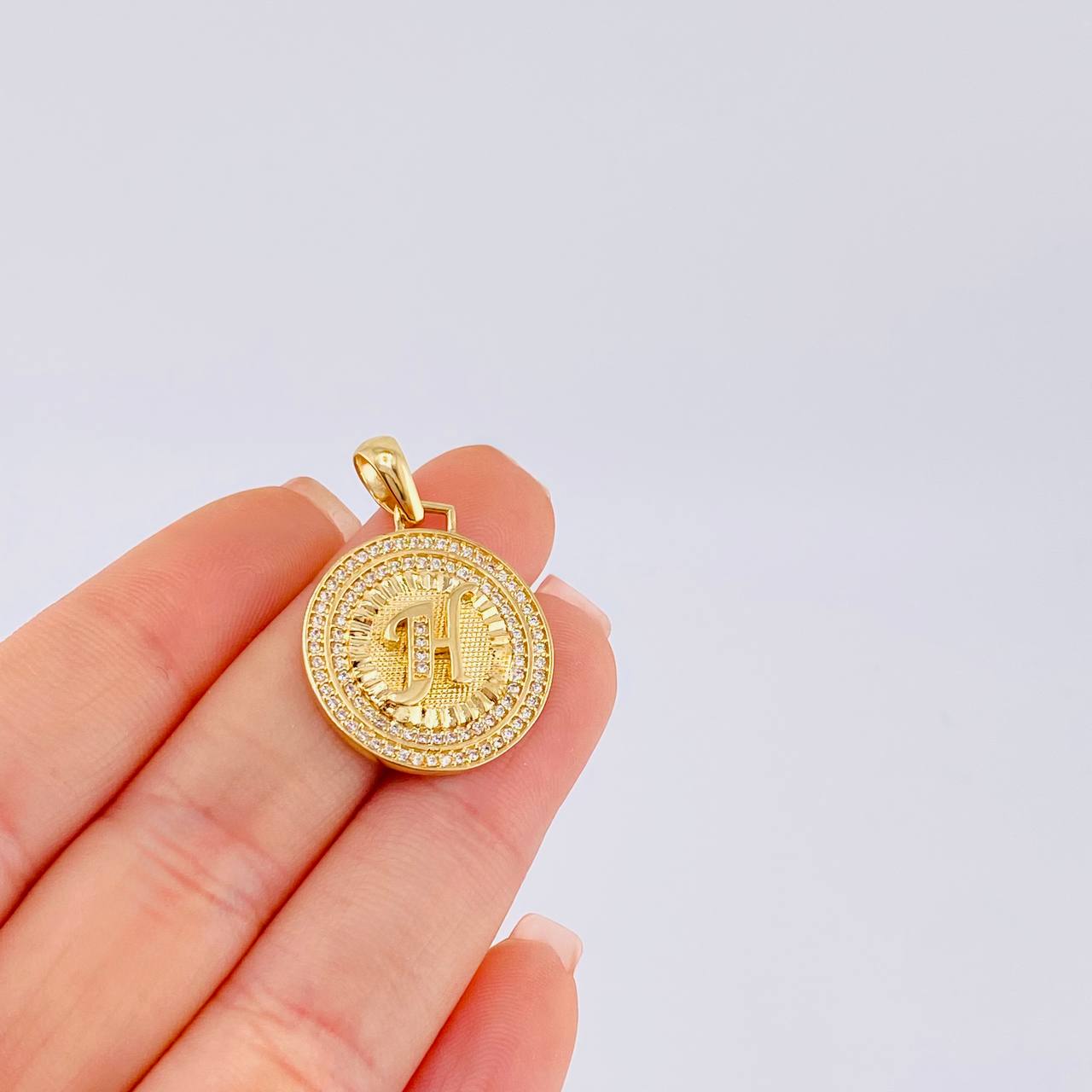 Dije Medalla Letra H 4.8g / 1 1/4 in Oro Amarillo 18K