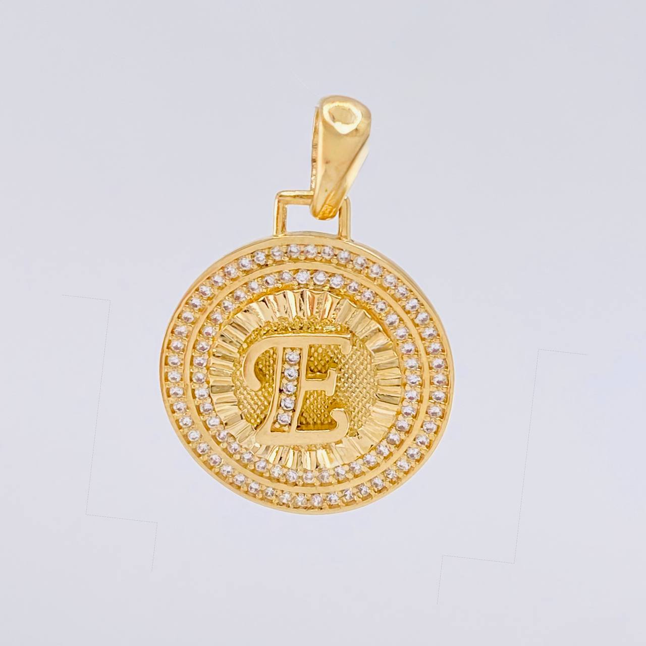 Pendant Medal Letter E 4.8g / 1 1/4 in 18K Yellow Gold