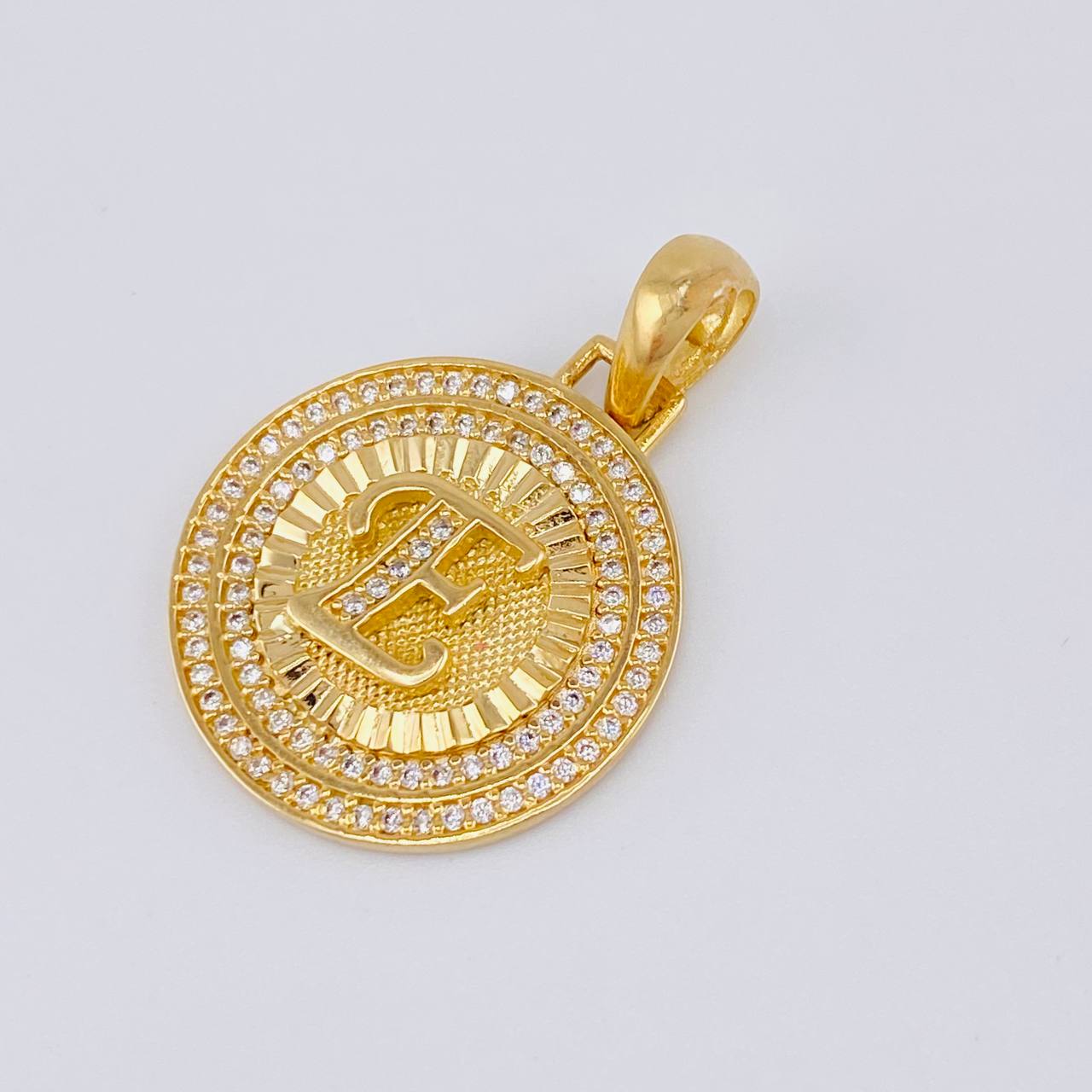 Dije Medalla Letra E 4.7 g / 1 1/4 in Oro Amarillo 18K