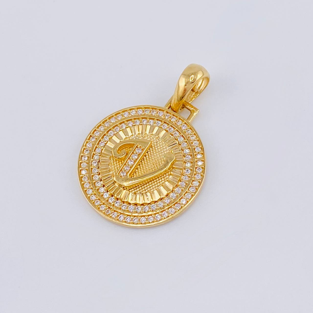Dije Medalla Letra V 4.8g / 1 1/4 in Oro Amarillo 18K