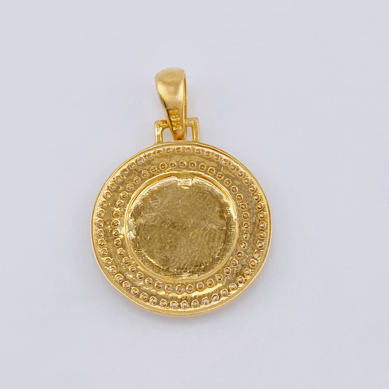 Dije Medalla Letra V 4.8g / 1 1/4 in Oro Amarillo 18K