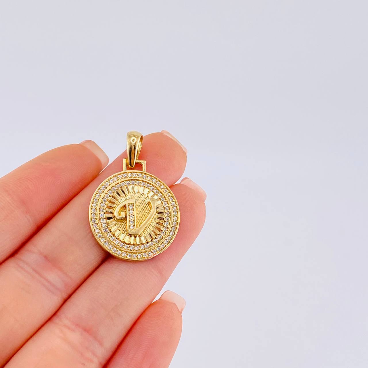 Medal Pendant Letter V 4.6 g / 1 1/4 in 18K Yellow Gold