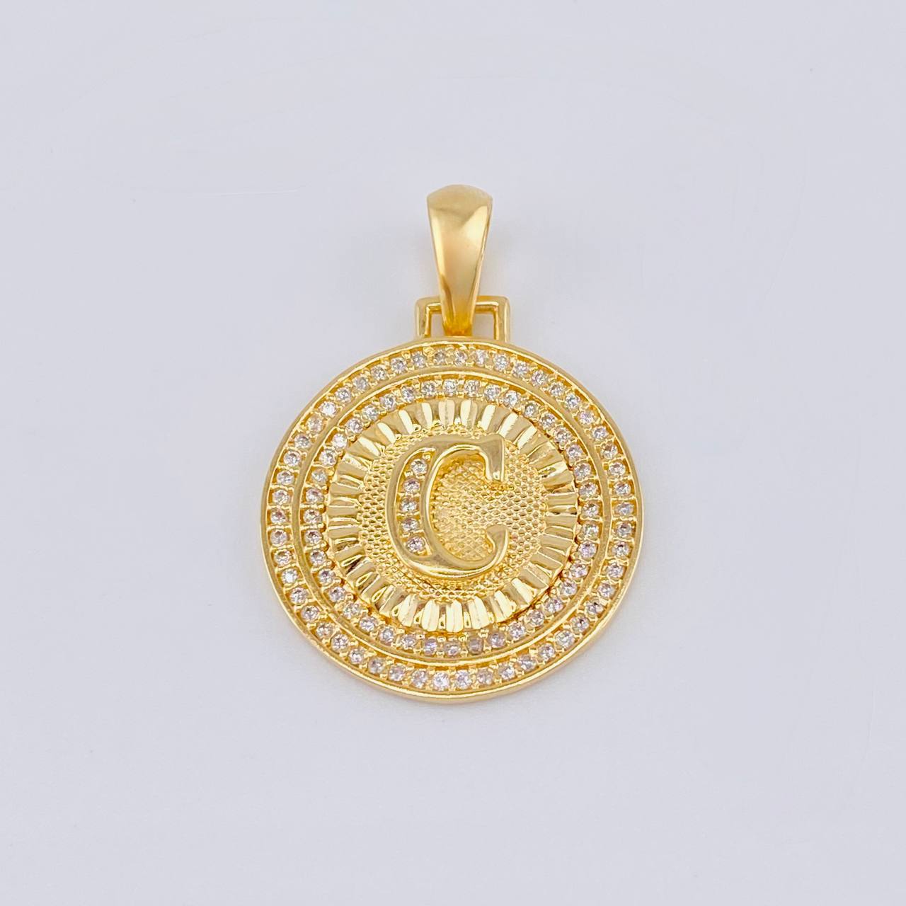 Dije Medalla Letra C 4.6g / 1 1/4 in Oro Amarillo 18K