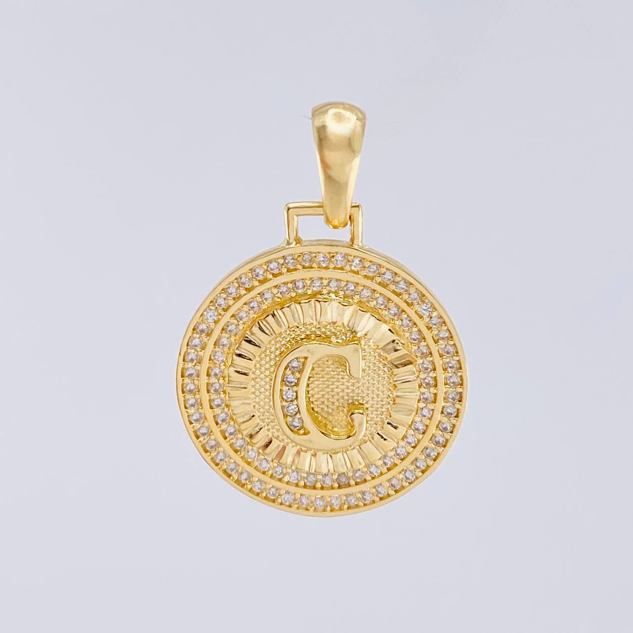 Dije Medalla Letra C 4.6g / 1 1/4 in Oro Amarillo 18K