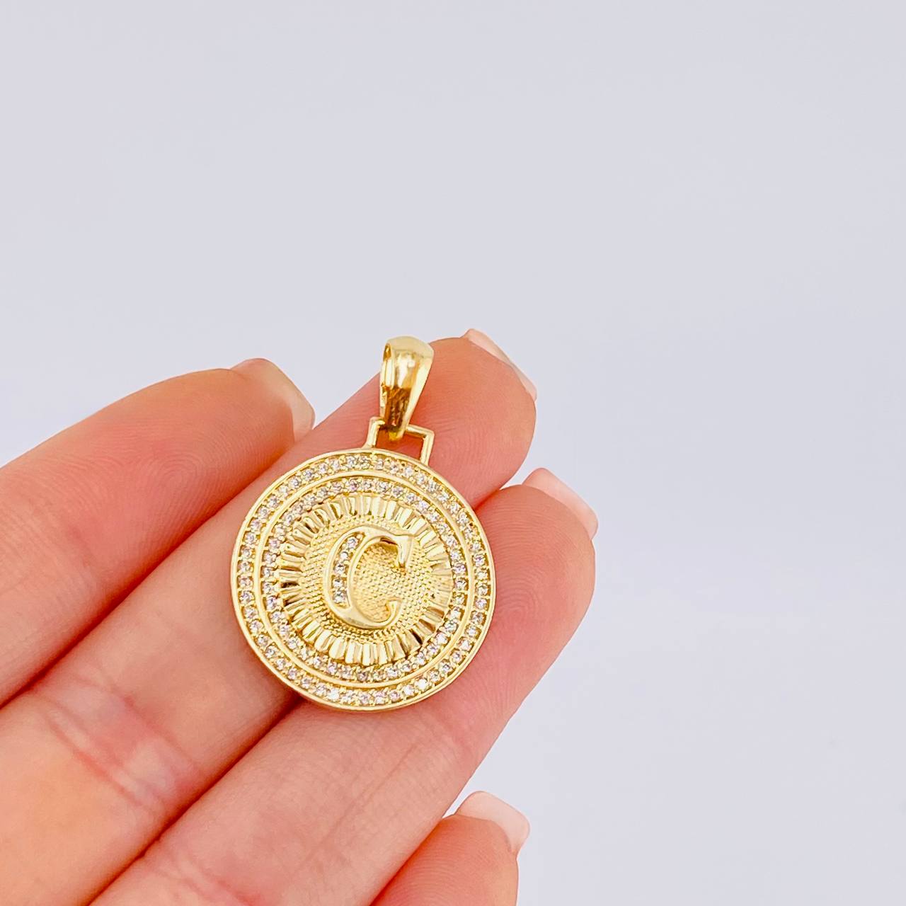 Dije Medalla Letra C 4.6g / 1 1/4 in Oro Amarillo 18K