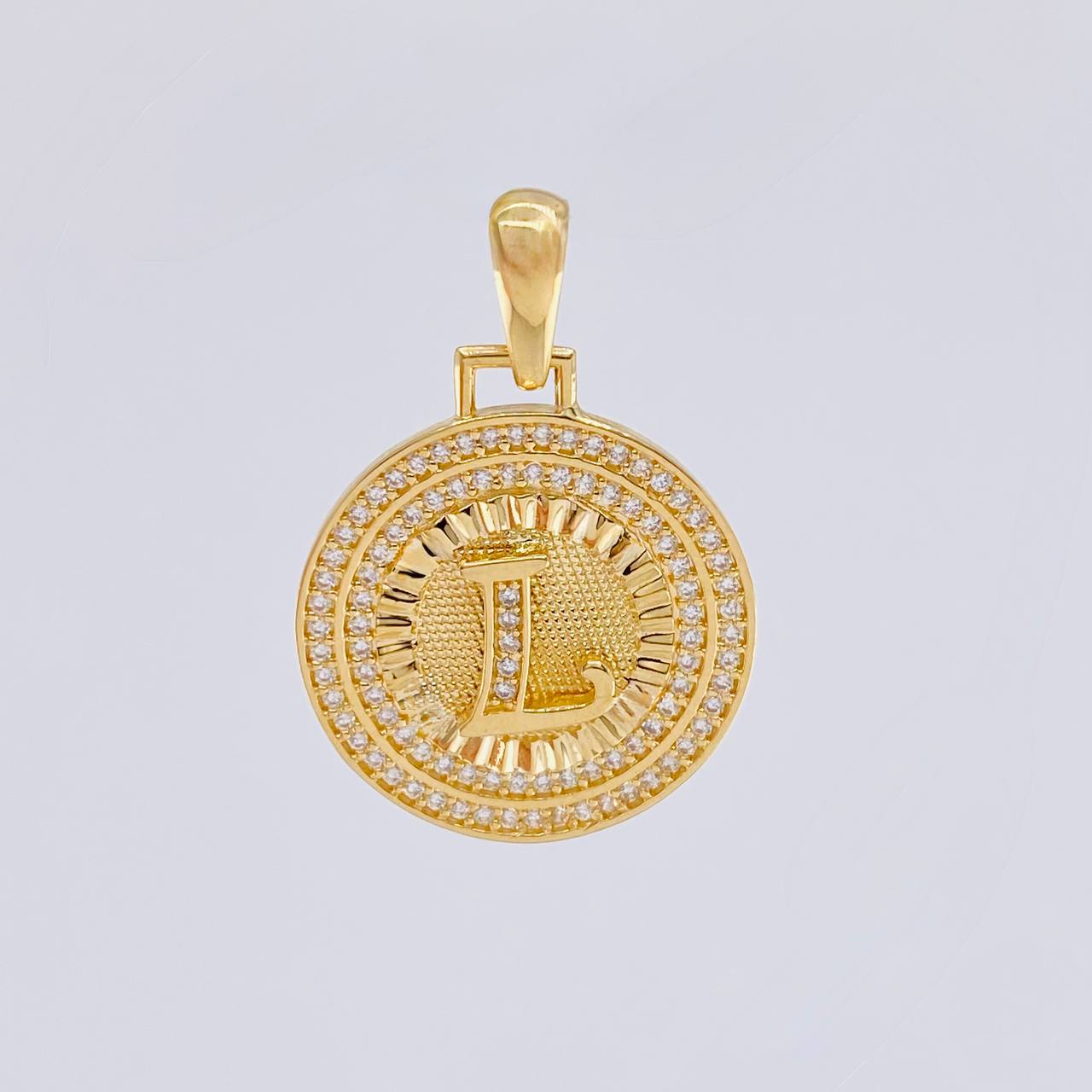 Dije Medalla Letra L 4.65g / 1 1/4 in Oro Amarillo 18K